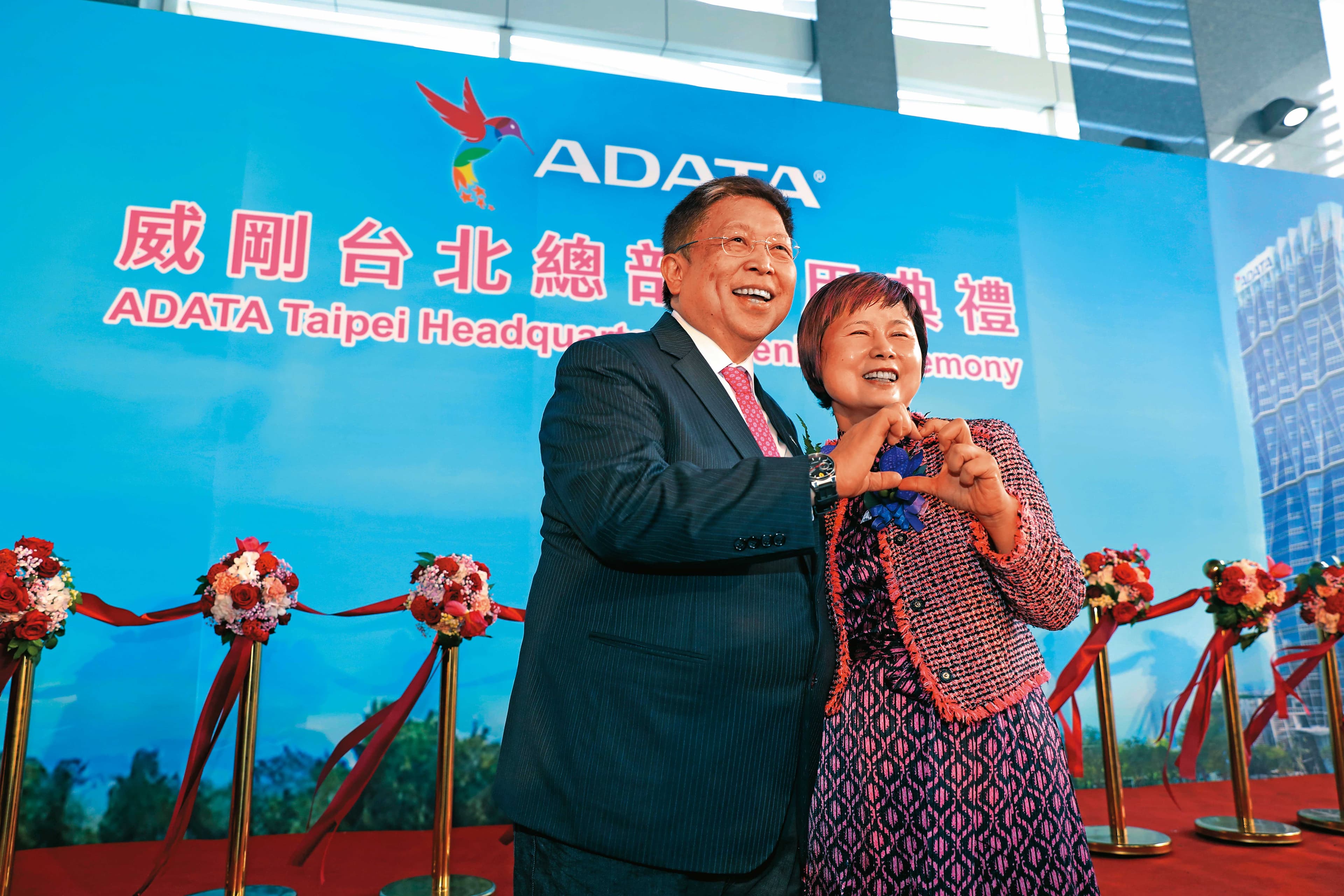陳立白與擔任威剛總經理的妻子陳玲娟一起創業,去年底內湖總部開幕時,兩人齊比愛心,展現鶼鰈情深的一面。