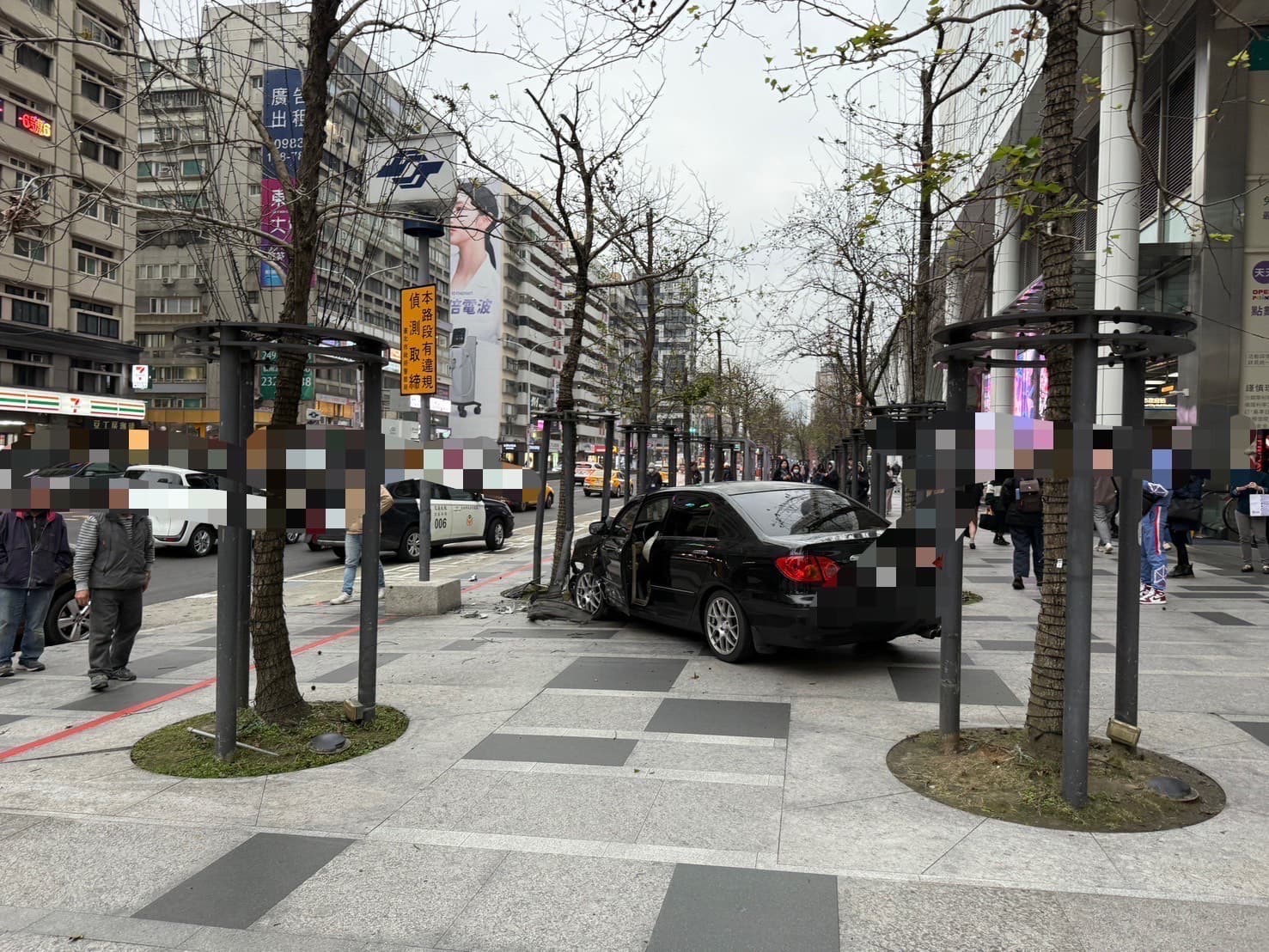 警方獲報到場,發現只有黑車駕駛輕傷,所幸未波及無辜民眾。(翻攝畫面)