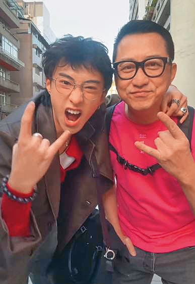 哈林(右)與大兒子小哈利(左,庾恩利)常交流音樂,雖然都愛音樂但品味不同。