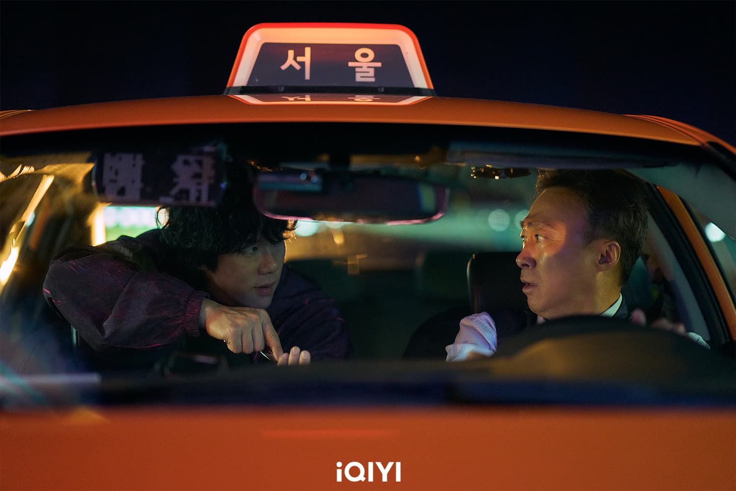 李星民(右)為賺錢接下出高價包車的乘客柳演錫,卻沒想到他竟是連環殺人犯。(愛奇藝國際站提供)