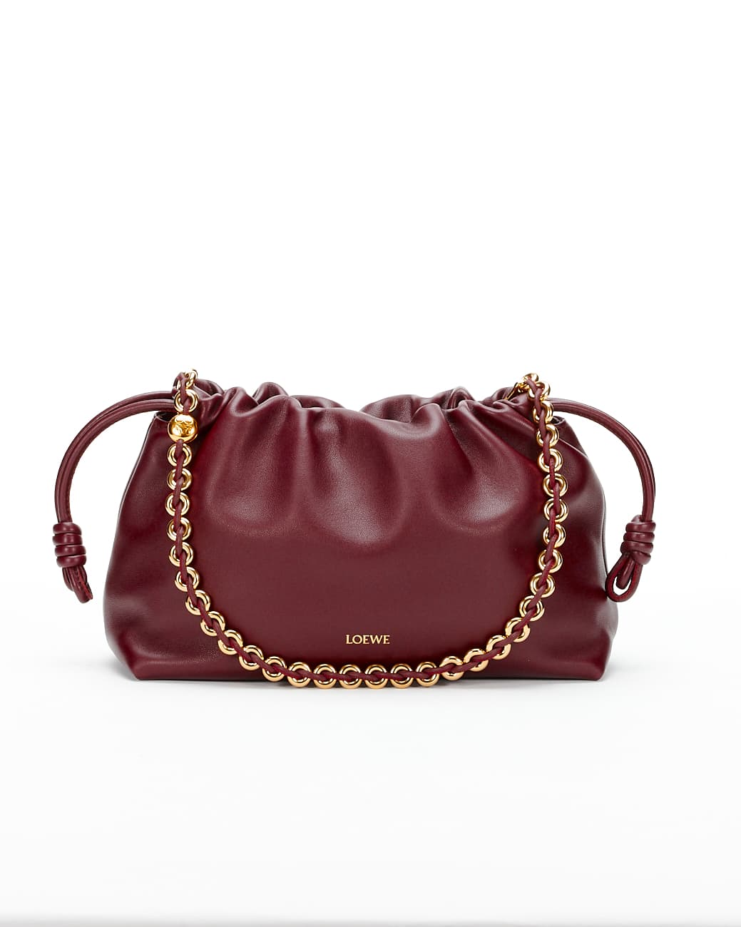 Flamenco Purse勃根地紅小羊皮肩背包。NT$117,000(LOEWE提供)