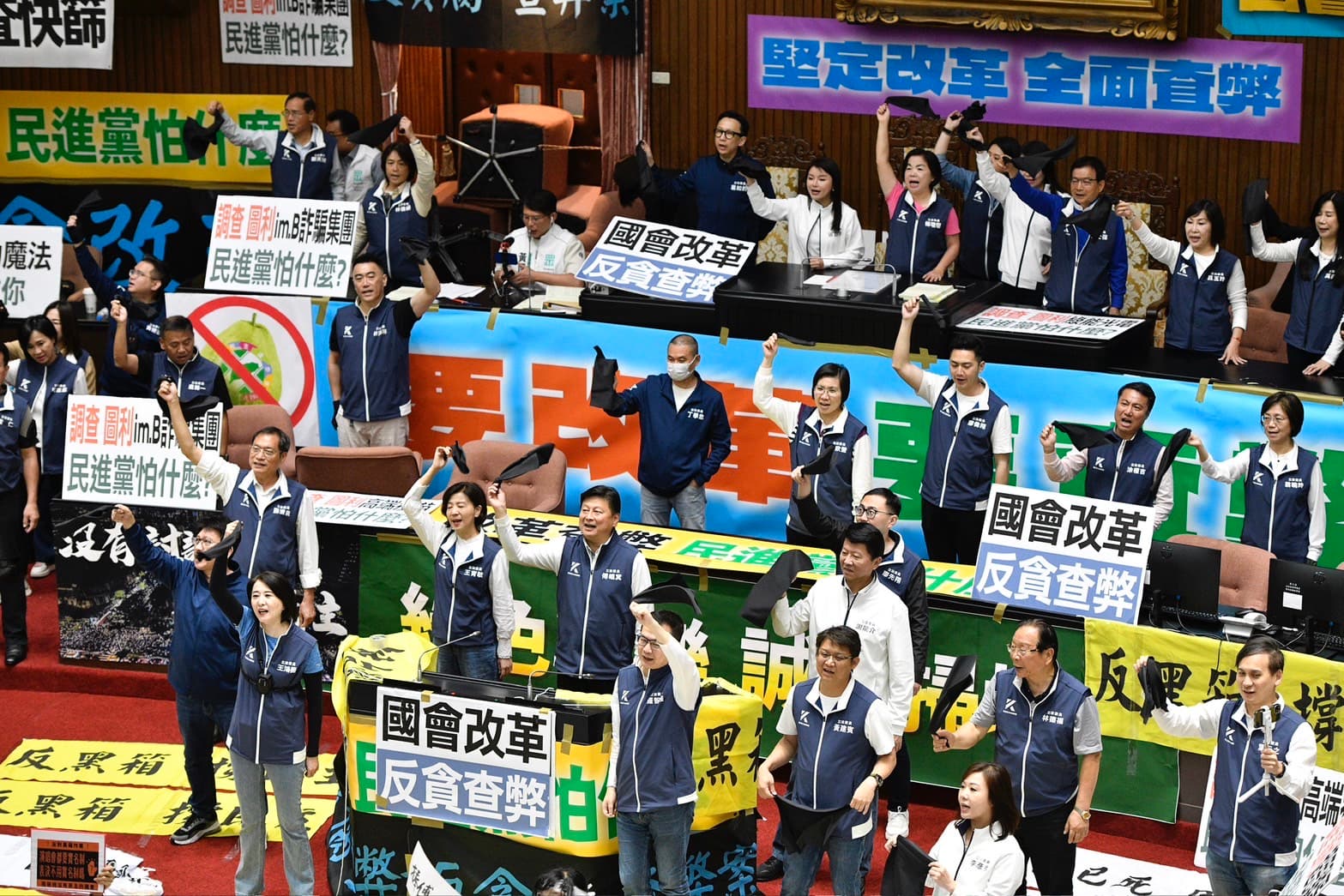 藍委們在書記長洪孟楷帶領下舉起黑布條,高喊「掀開黑布、拒絕黑箱、反貪腐、查弊案」。