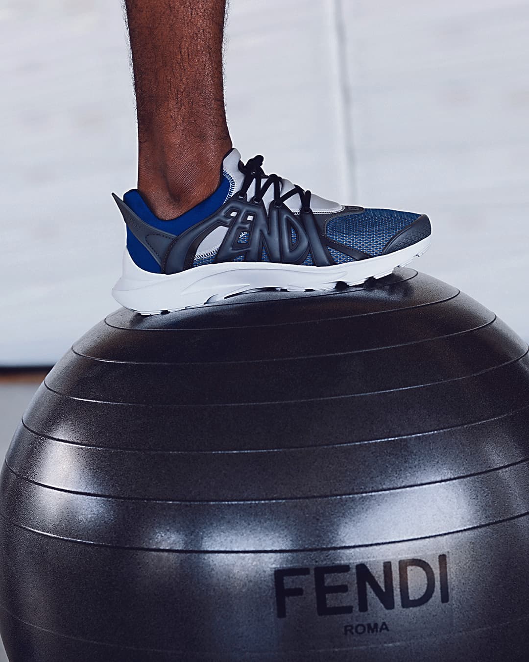 FENDI Tag運動鞋面採用獨特透氣網眼布料。NT$30,400(FENDI提供)
