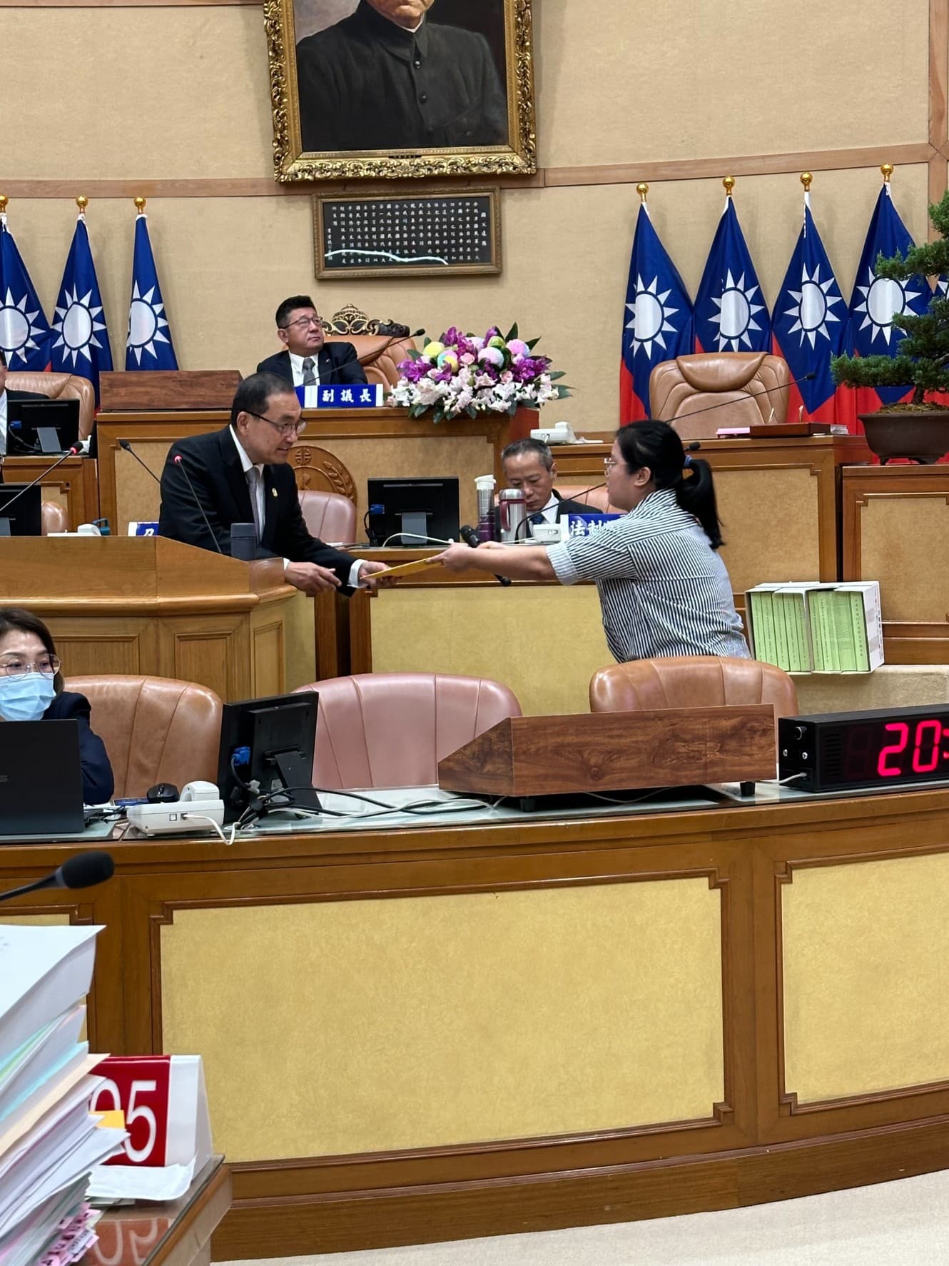 接獲族人陳情的議員宋雨蓁,向市長侯友宜遞交陳情書。(宋雨蓁服務處提供)