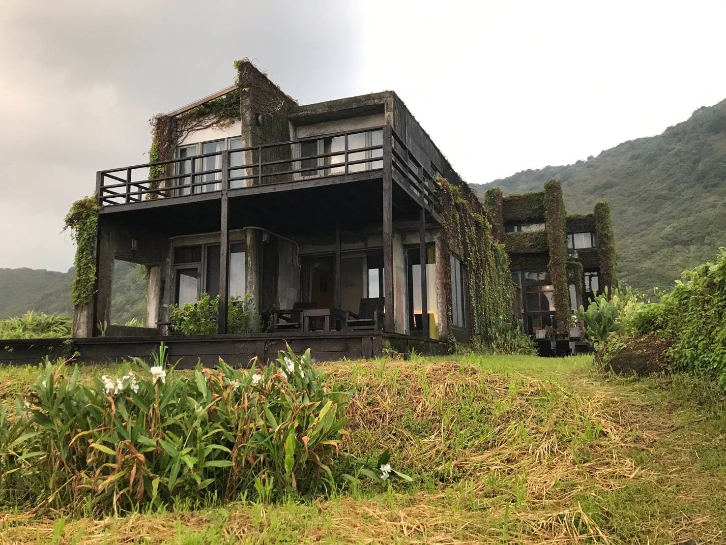 台灣建築師陳冠華在花東海岸設計的特色小宅,在青山綠水間十分顯眼。(陳冠華提供)