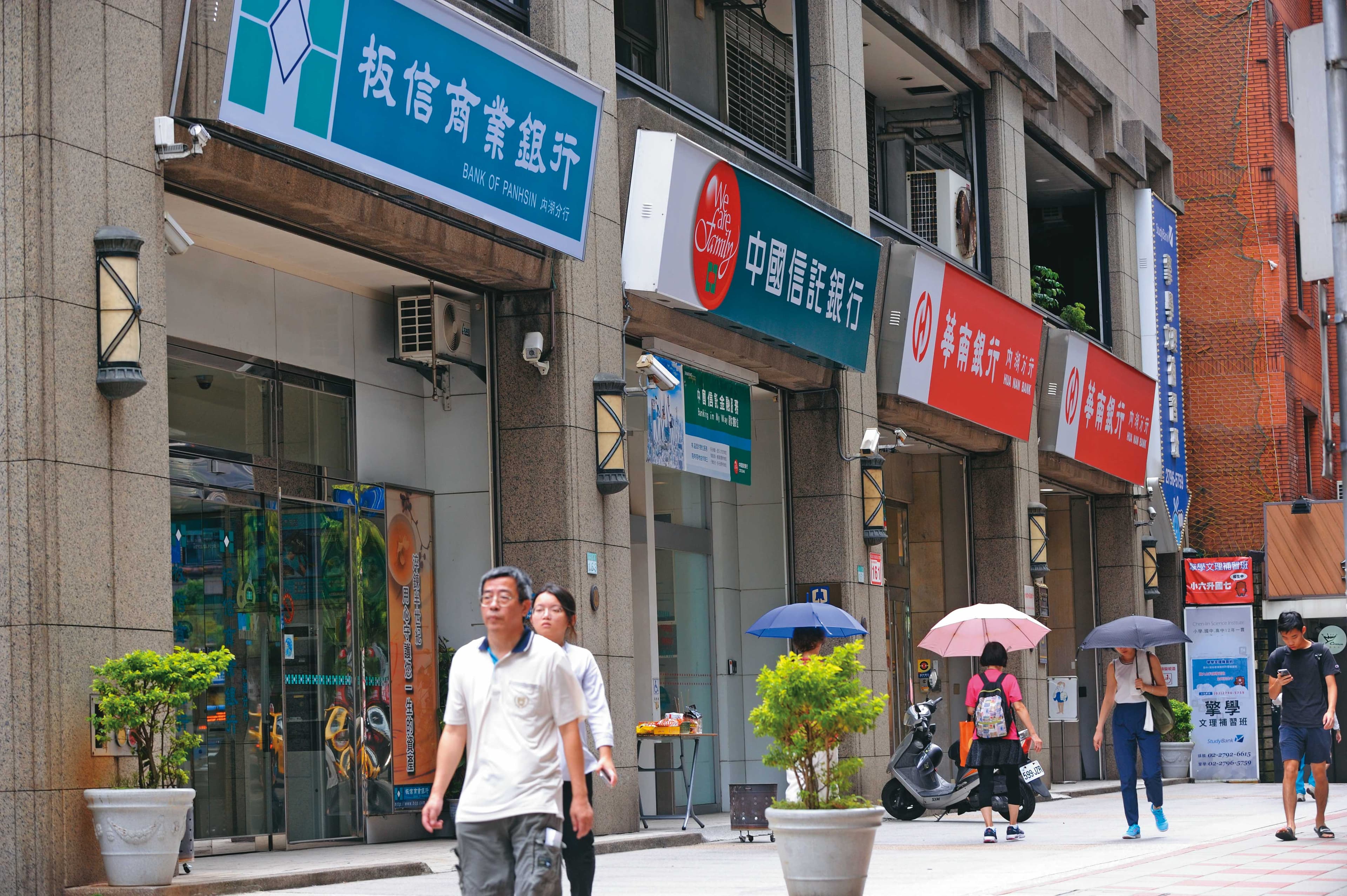 各家銀行因應滿水位,不外乎暫停收件或排隊撥款,仍有額度的銀行則全面調高利率篩選客戶。