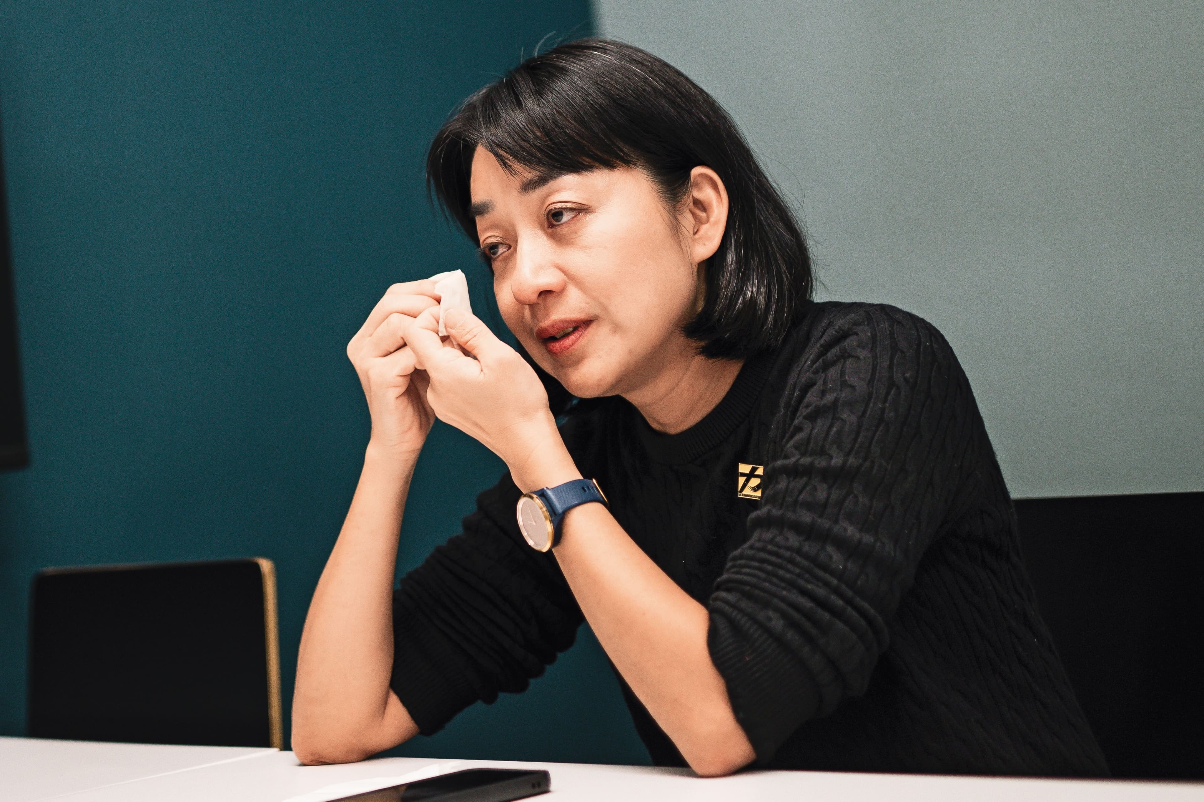 說起曾接到的兒虐陳情案件,王婉諭立刻流下心疼的淚水。
