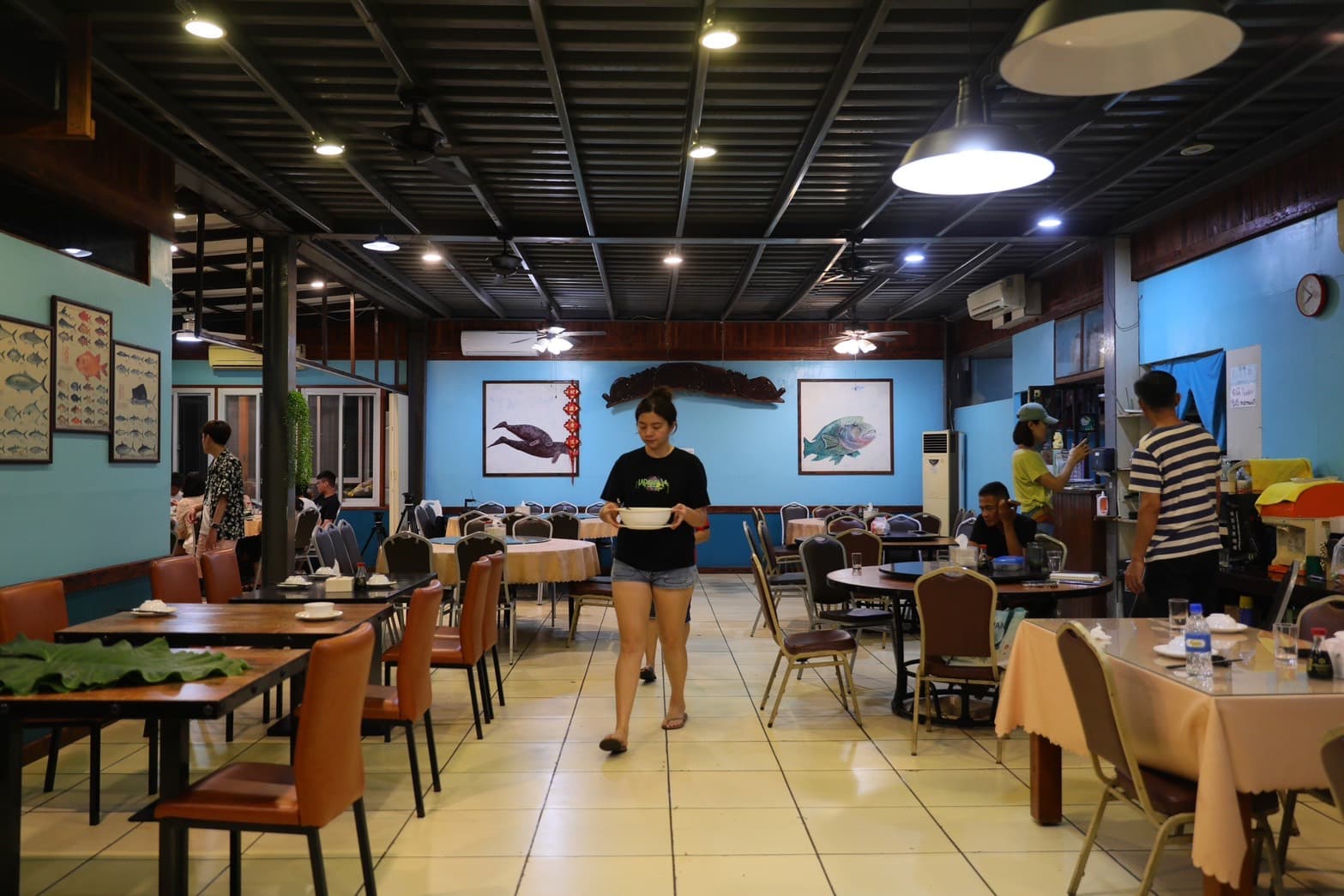 美人魚海鮮餐廳的空間有夠台,如同台菜餐廳的裝潢讓我一秒回台灣。