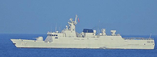 中共景德鎮軍艦遭我海軍鄭和軍艦嚴密監控。(國防部提供)