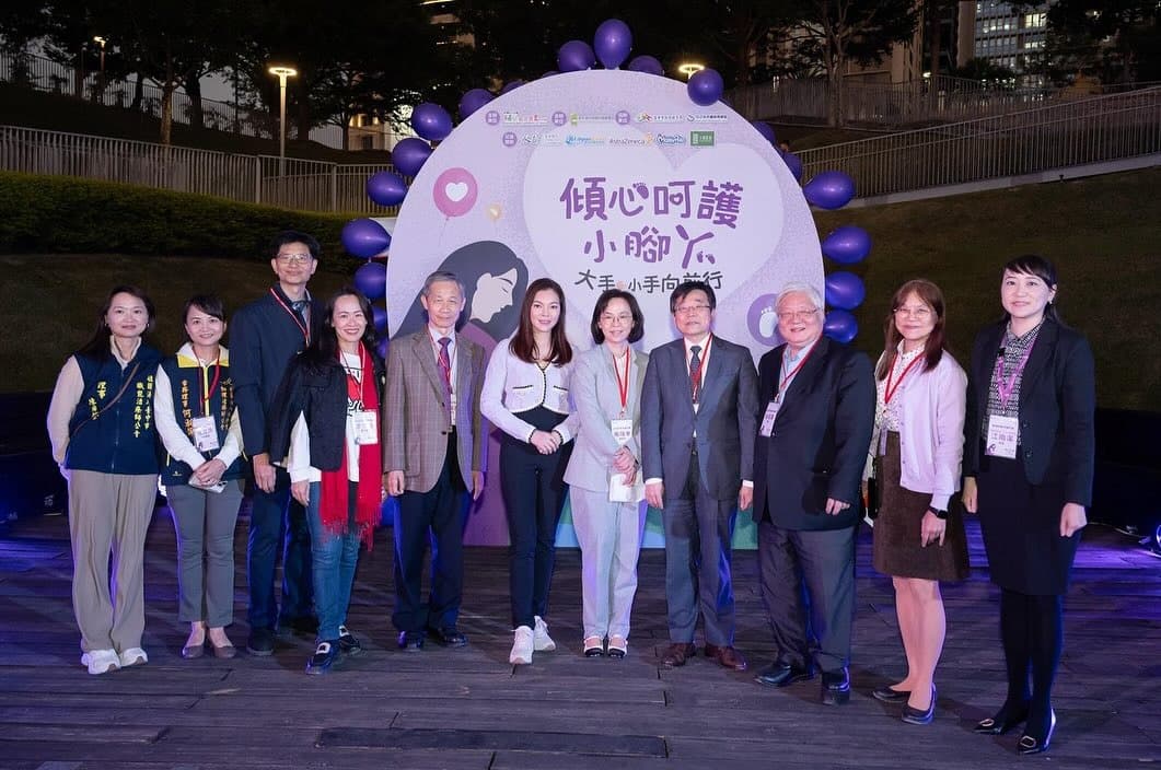 曾馨瑩(左六)到台中點亮「紫燈」呼籲大家重視早產兒防治。(翻攝曾馨瑩IG)