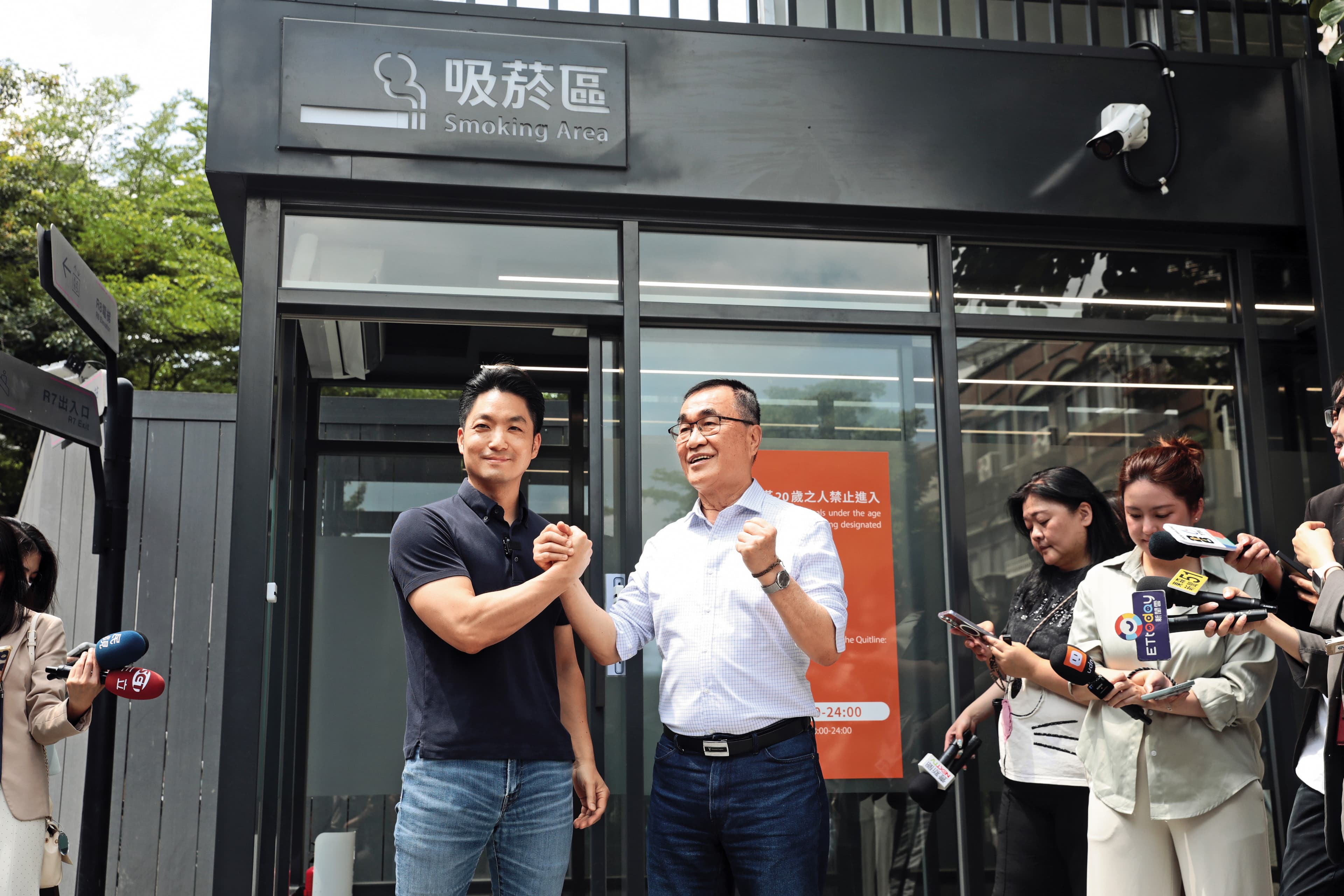 蔣萬安推動無菸城市,也力挺李四川提出的雙北共治概念,2人競選策略將「打配合」。(鏡報林煒凱)