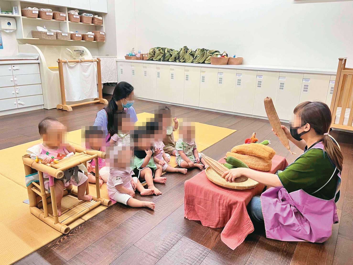 托嬰中心曾傳老師教導小朋友認識蔬果的照片給A妻,事後發現根本是擺拍造假。(讀者提供)