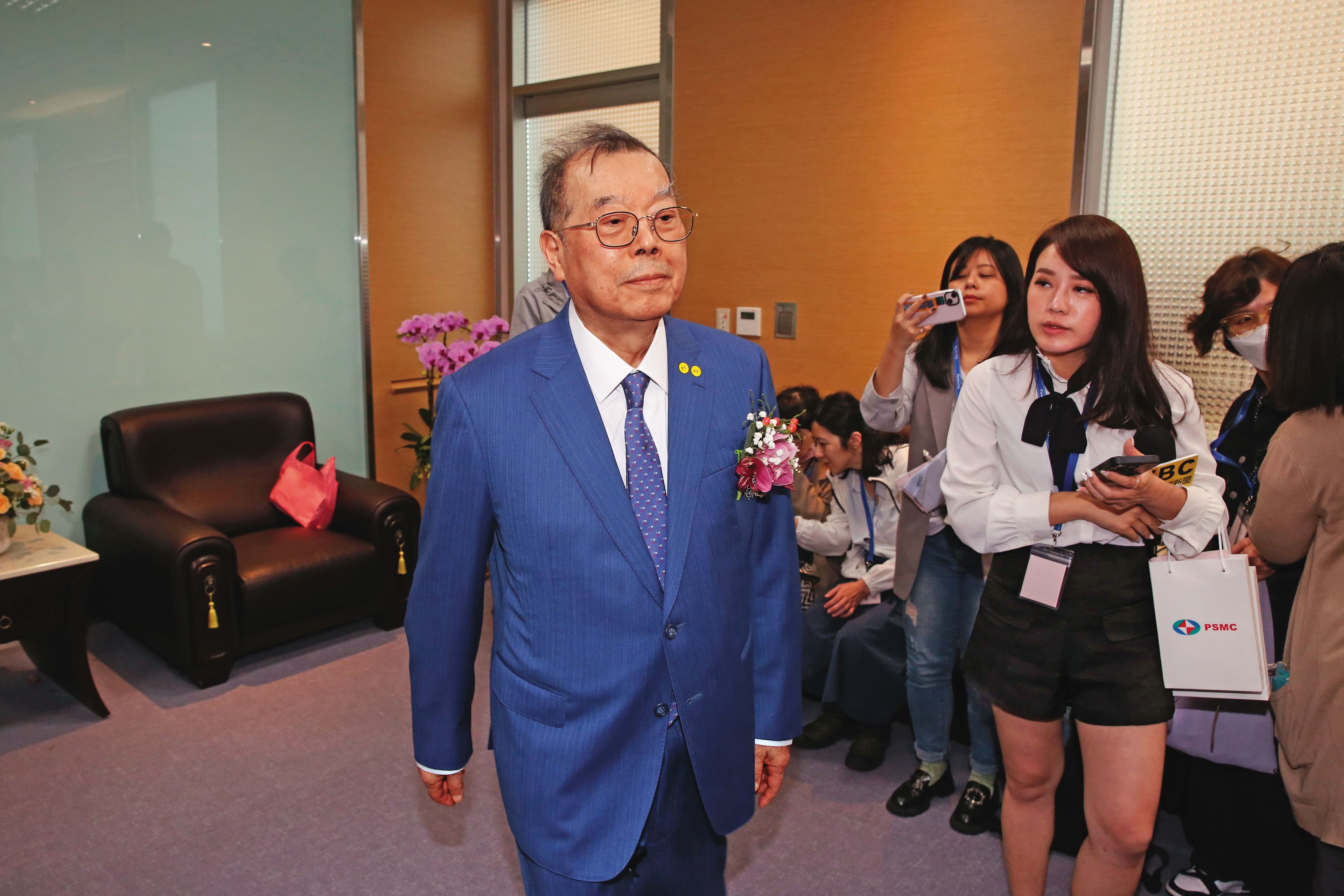 柯文哲USB裡出現科技大老黃崇仁名字,檢廉正一併追查金流。