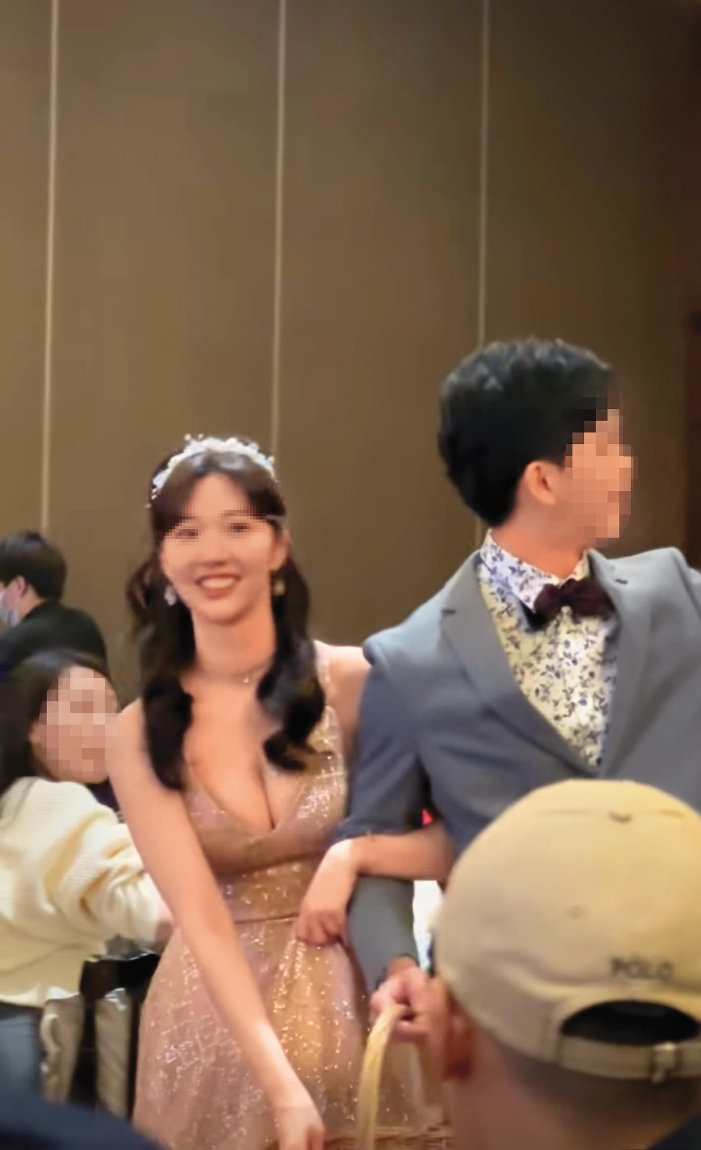 許芊芊(左)2024年4月結婚,婚宴逐桌敬酒時穿著的禮服,展現她姣好身材。(翻攝網路)