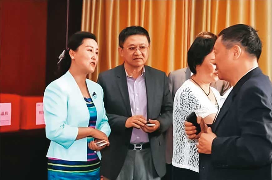 廖振鐸(左2)透過律師向本刊發表聲明,強調司法及社會自有公斷。(翻攝百度)