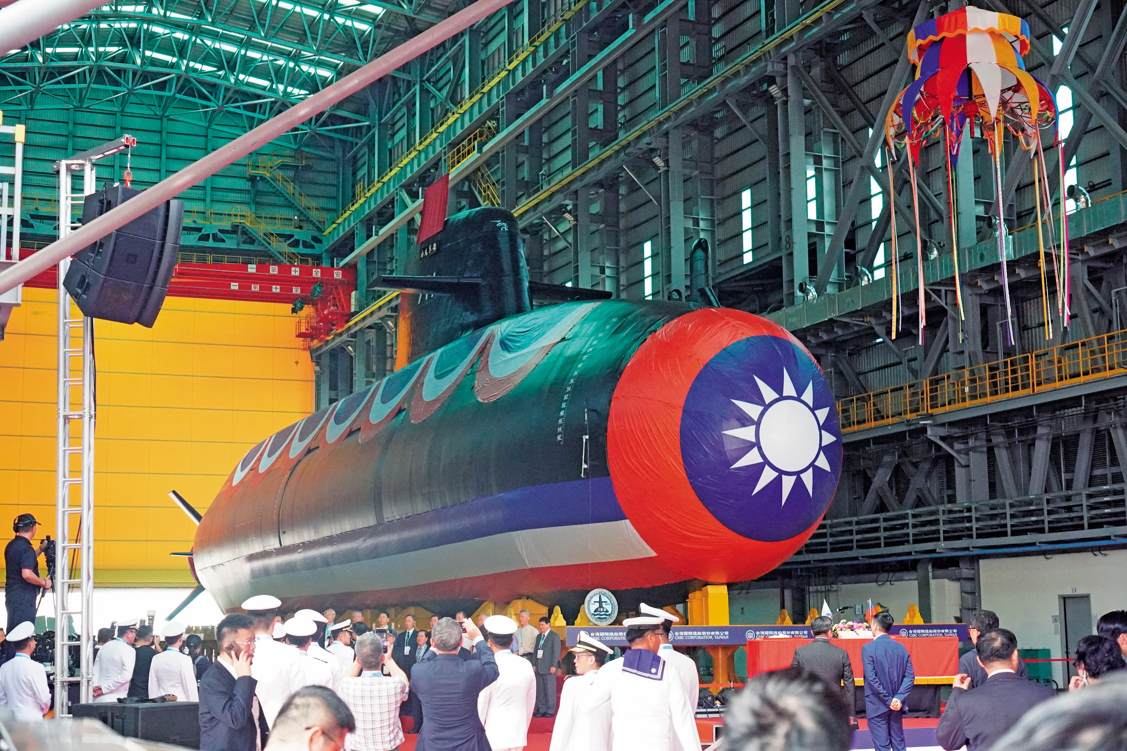 潛艦國造預算逾2,000億元,徐巧芯去年擔任市議員,在「海鯤艦」下水時就曾開記者會指有弊案。