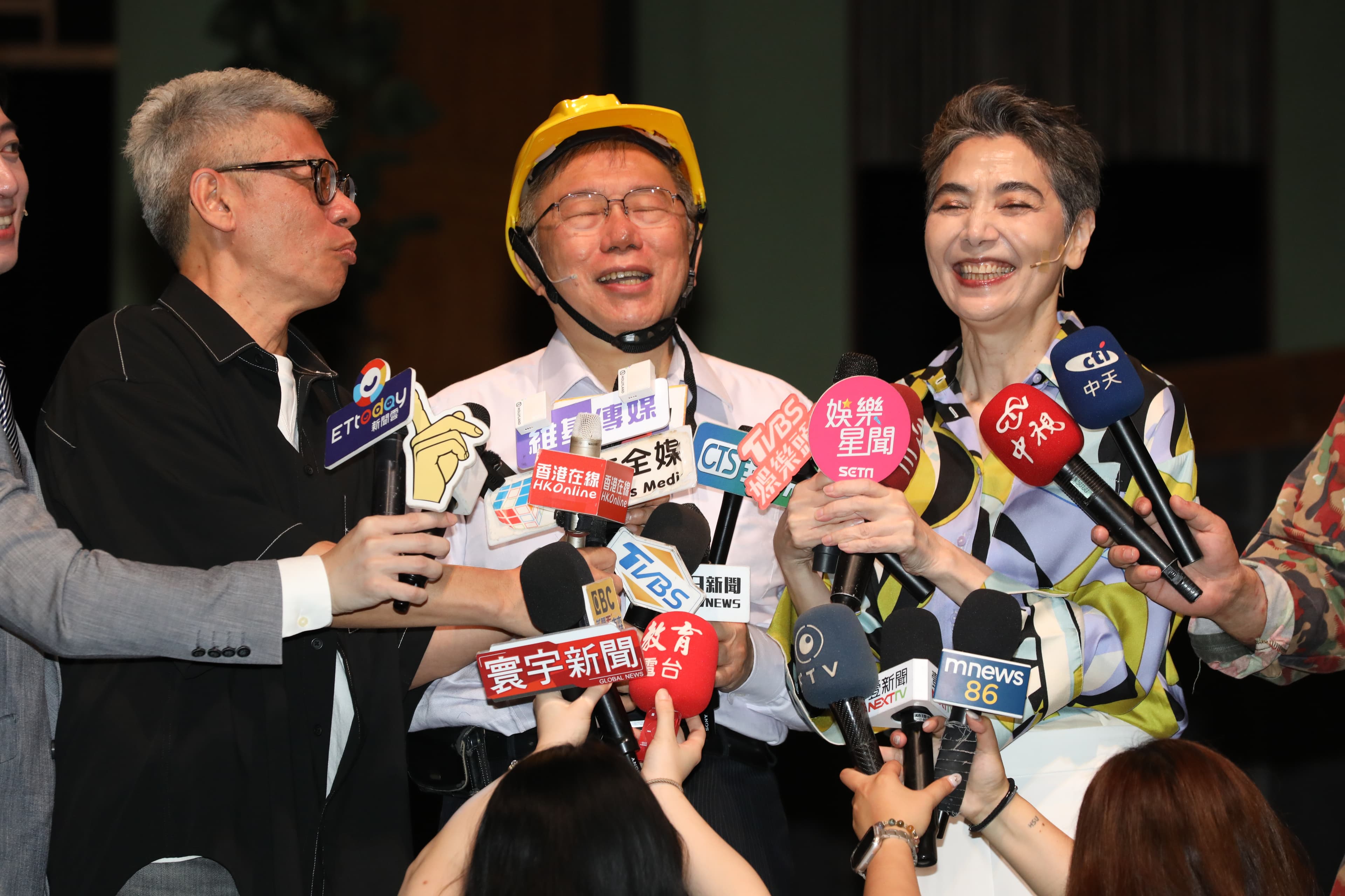 柯文哲與賴佩霞首度同台演出音樂劇《倒垃圾》,賴虧他「還有很大成長空間」。