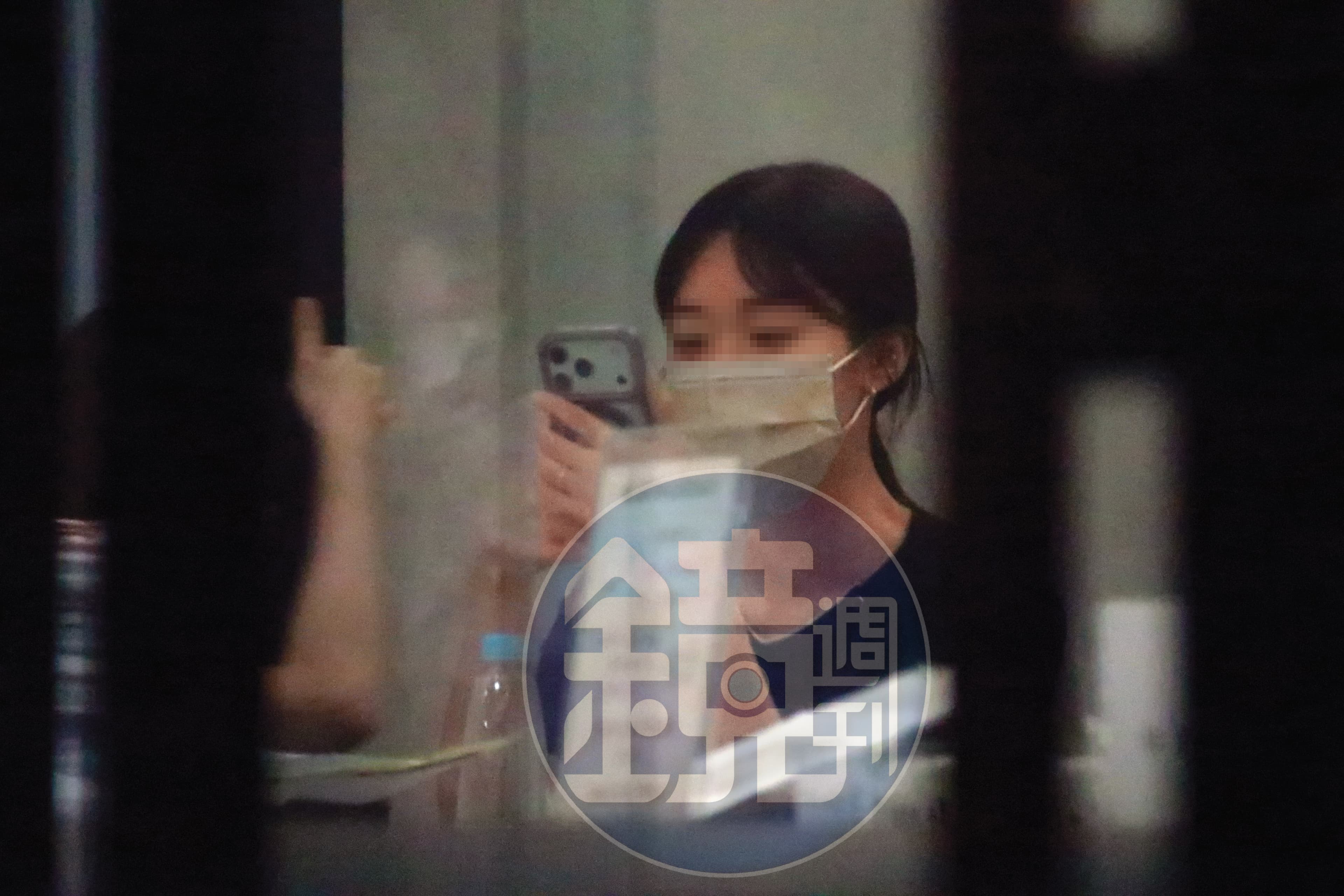 許芊芊6月間被本刊直擊手持iPhone新手機,趙建銘次子爆她曾向趙要手機及名牌包。