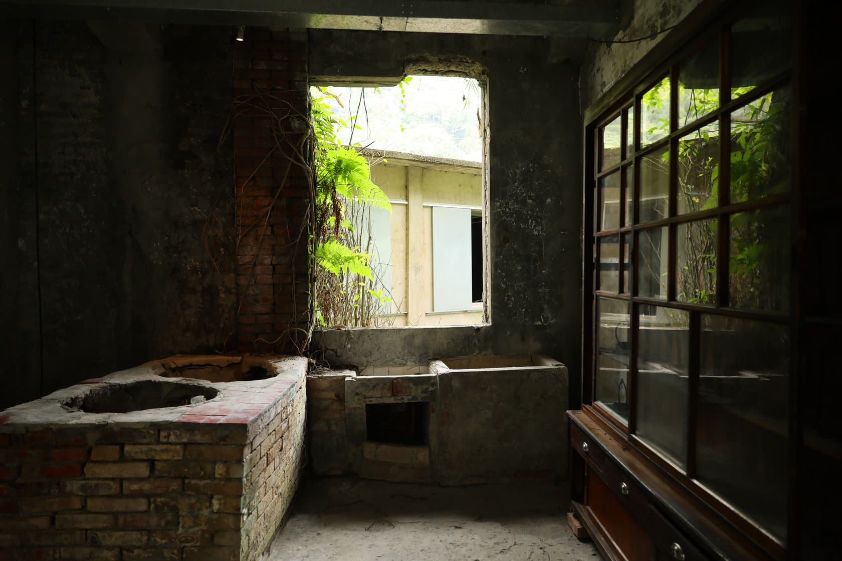 建築後方留有磚頭搭建的大灶,以前是供員工煮飯用。