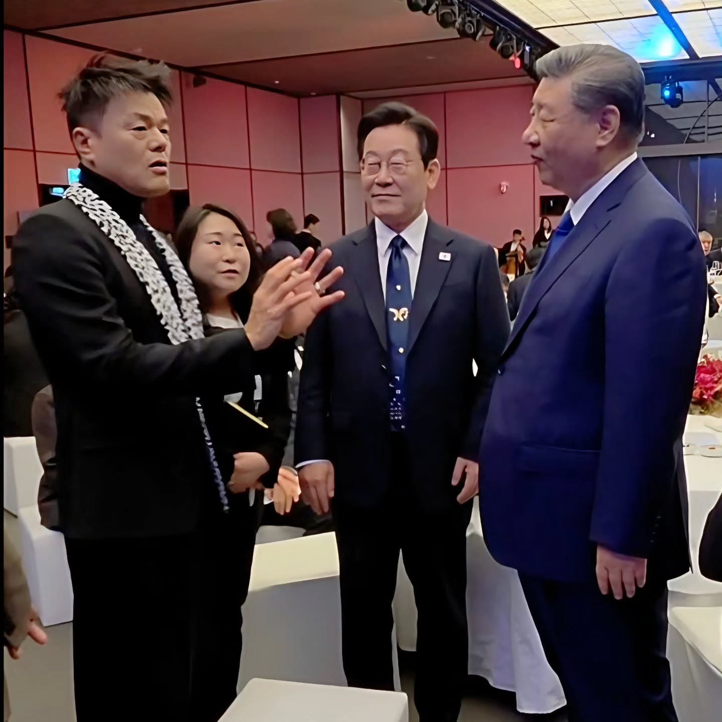 朴軫永去年被委任韓國政府大眾文化交流委員會共同委員長(左)。(翻攝JYP IG)