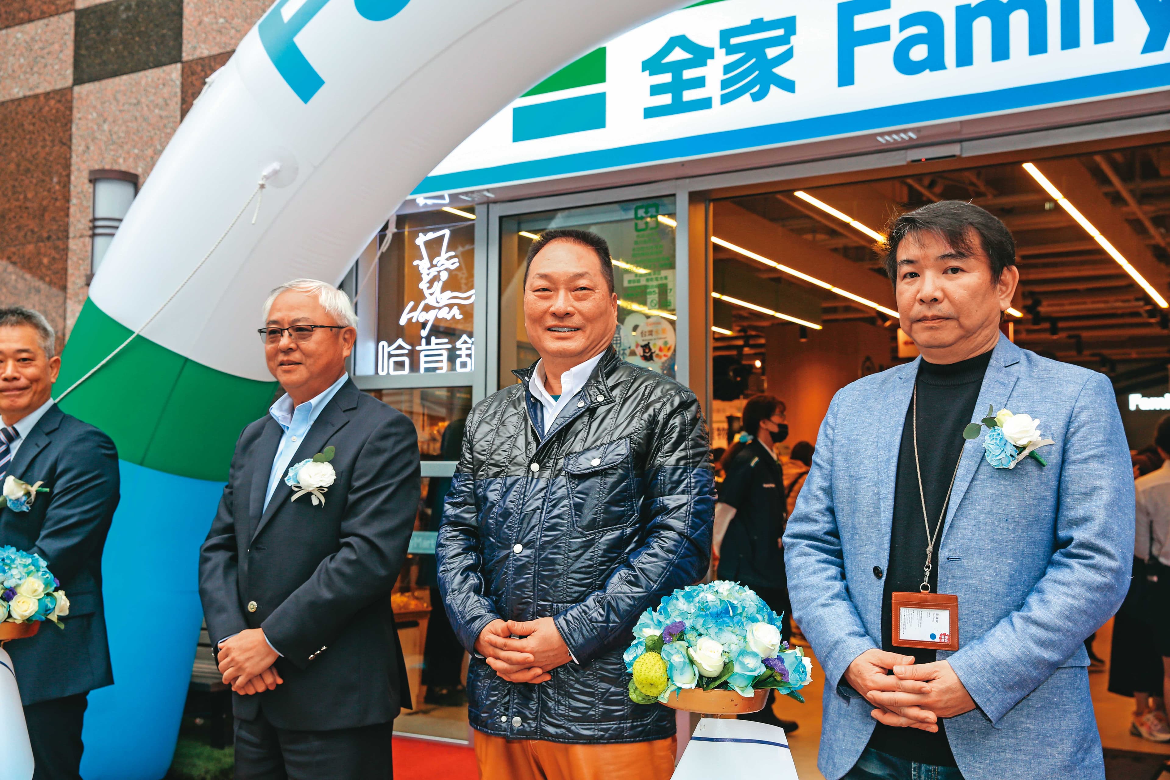 傳東森購物總經理彭鴻珷(右)求老長官裁員別砍到電視購物的筋骨,未料遭王令麟(中)批准請辭。