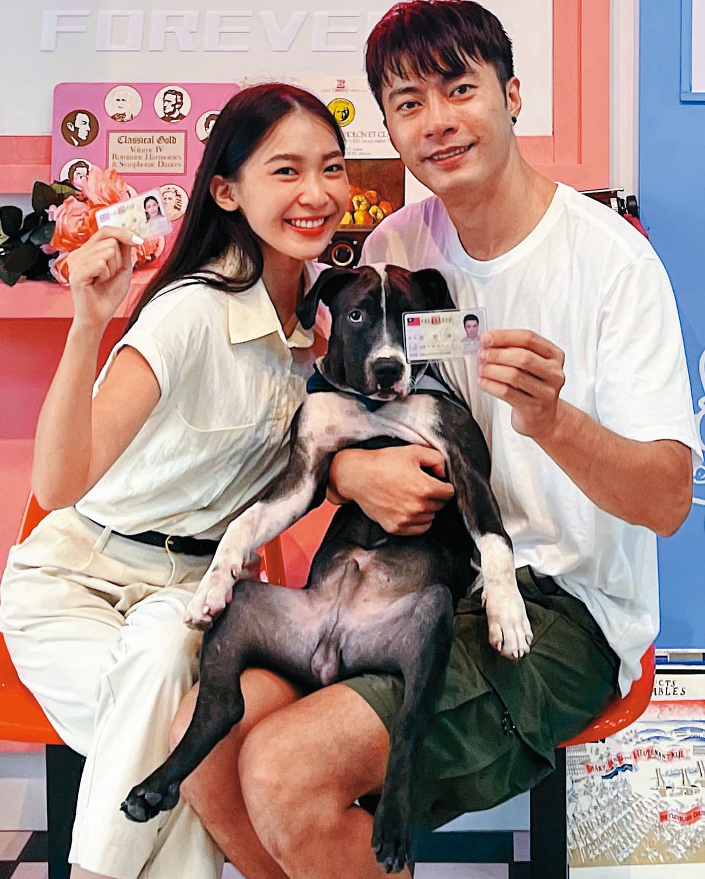 余思達跟太太2年前結婚時,也帶著愛犬一起到場登記,看得出來一家三口相親相愛。(翻攝自余思達IG)