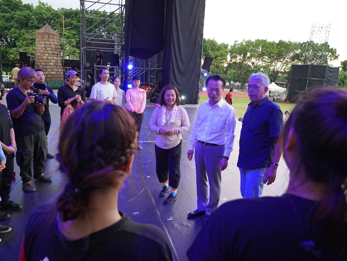 文化部「庄頭劇場」嘉義大林場倒數2天,嘉義縣長翁章梁到現場探班。(紙風車劇團提供)