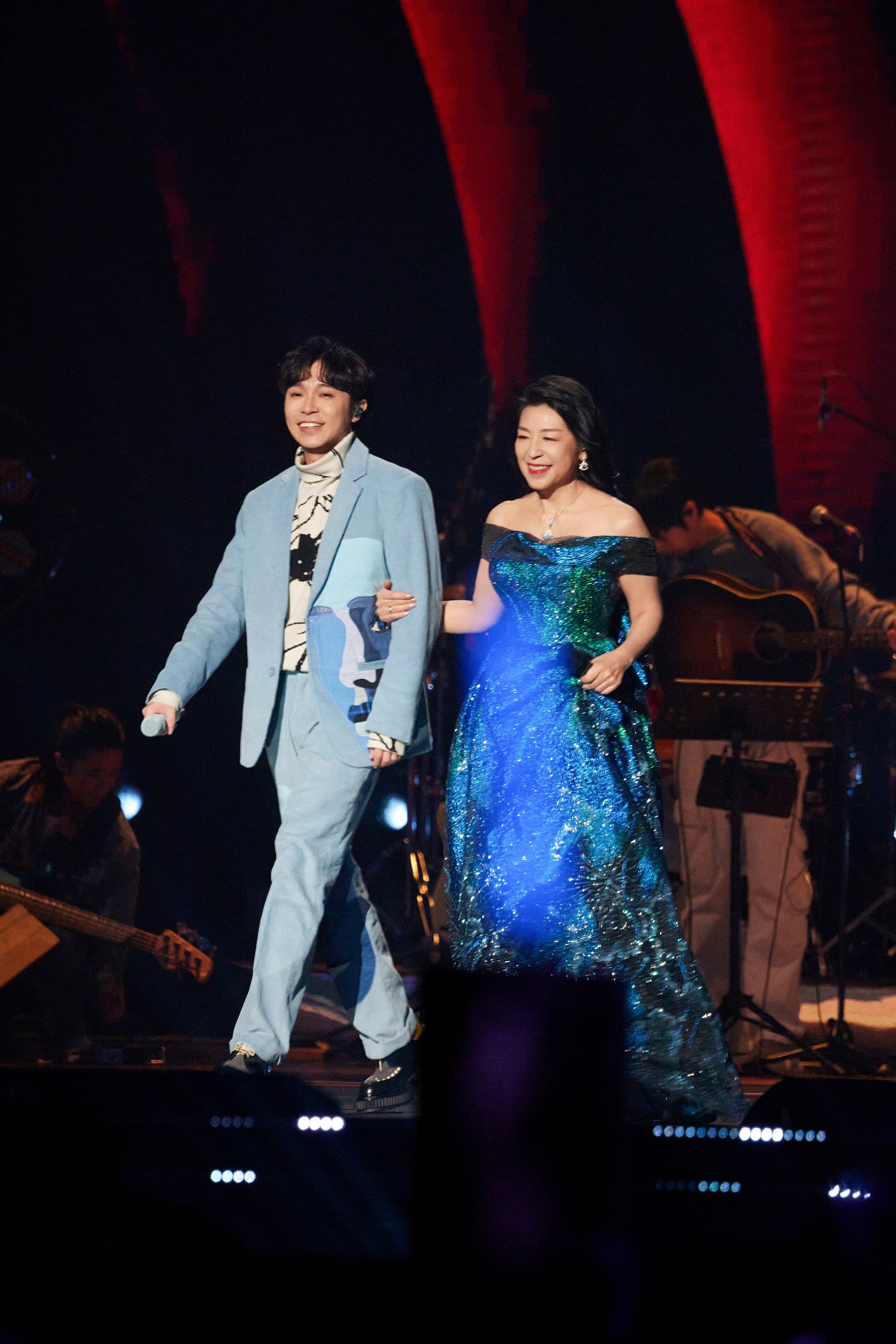 吳青峰與小野麗莎在跨年演出合體演唱〈(......棕髮少女)〉。(哈里坤的狂歡提供)