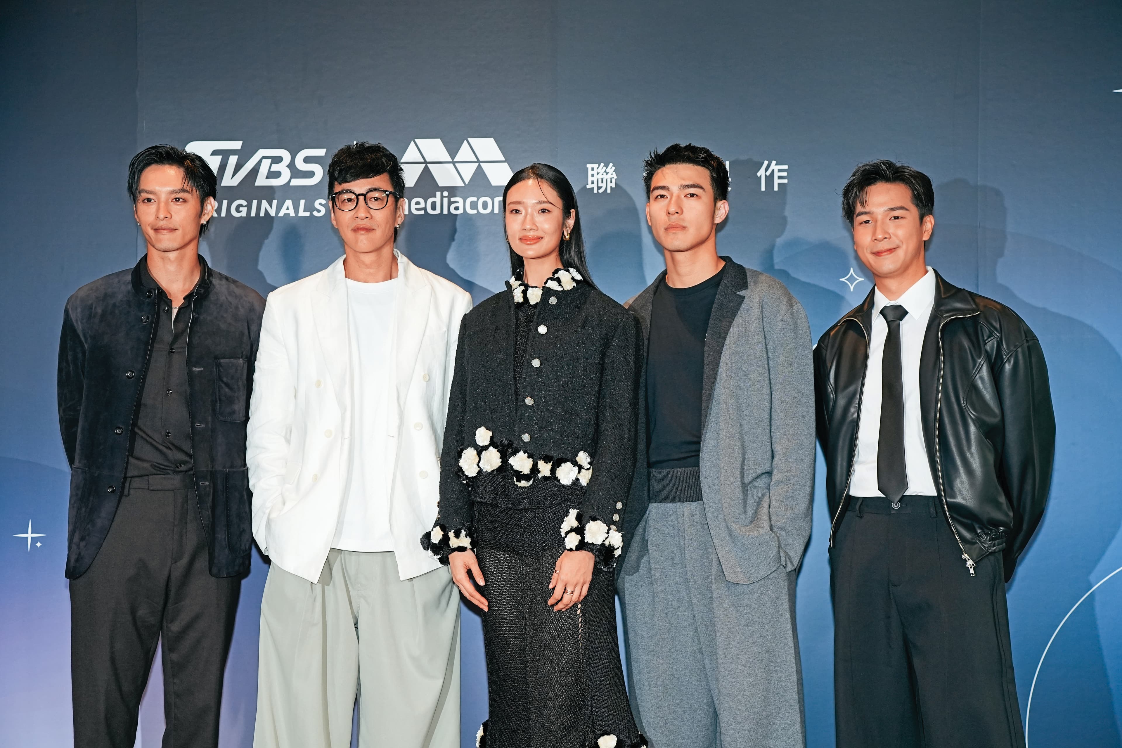 今年4月,導演何潤東(左二)率曹佑寧(左一起)、茱蒂蒙、陳昊森與蔡程俊出席《對你心動的預言》新戲發布會。