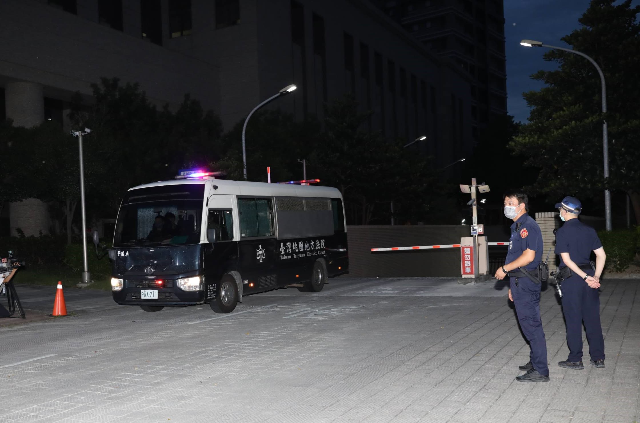 鄭文燦傍晚被裁定確定羈押,上警備車移送至桃園看守所。