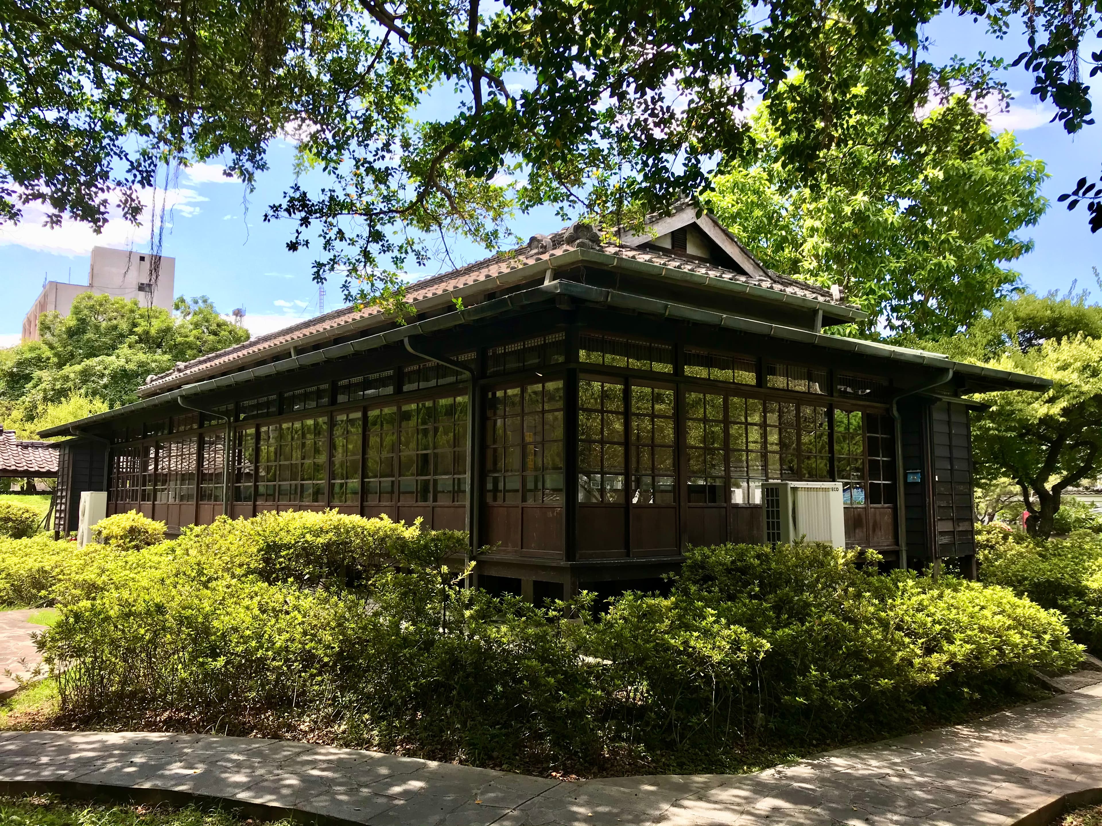 梅屋敷為日治時期高級料亭,部分遺留建築後來改為國父史蹟館,並拆遷至現今台北車站旁。(來源:Outlookxp/Wikipedia, CC BY-SA 4.0)
