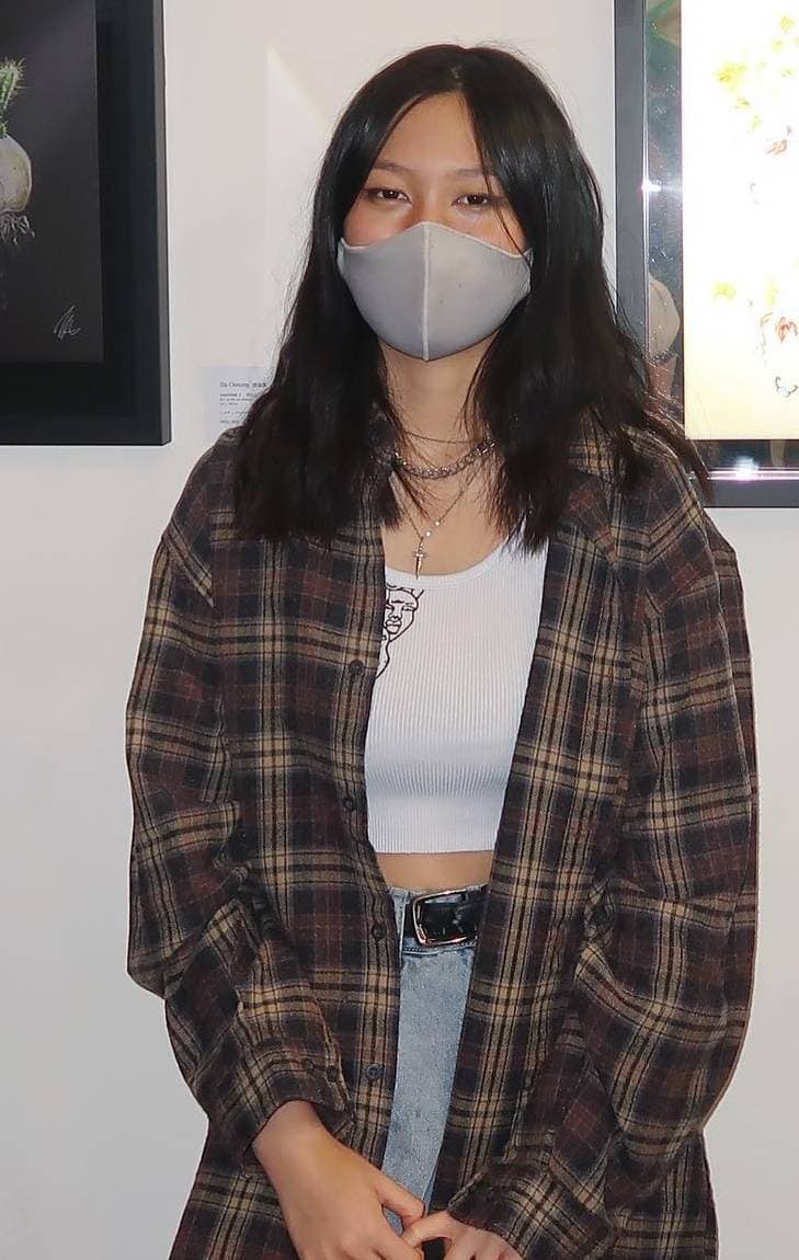 張學友二女兒張瑤萱(右)比姊姊更低調,有繪畫天賦的她曾經開設畫展,張學友特別來捧場力挺。(網路圖片)