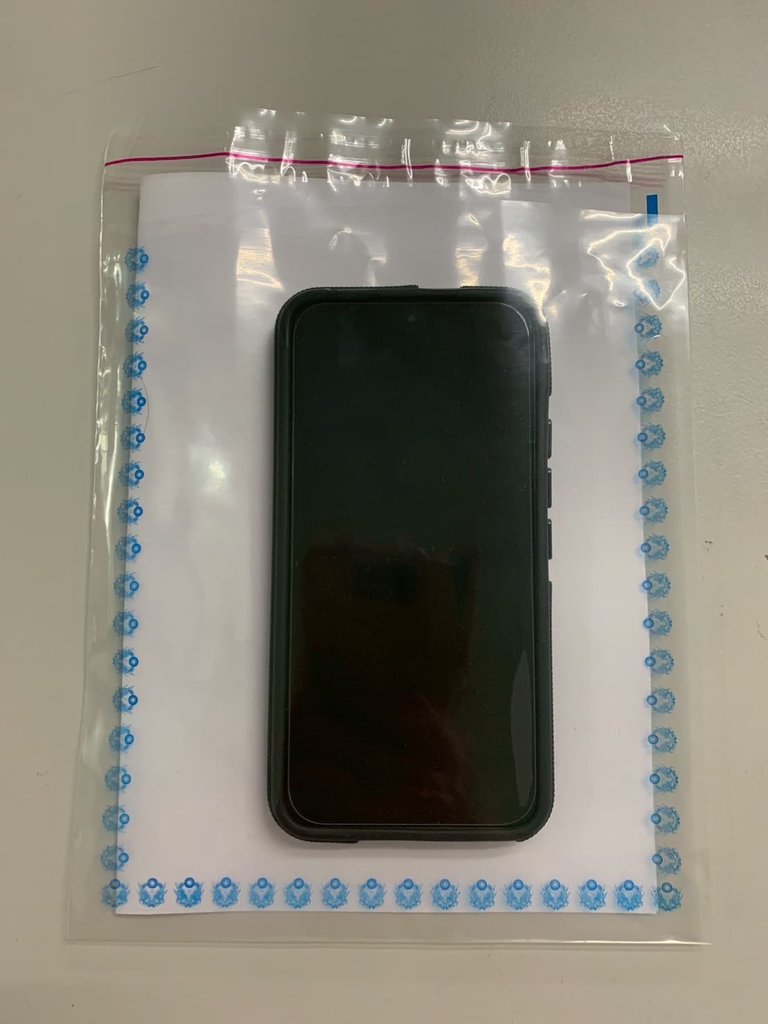 警方查扣偷拍用手機。(警方提供)