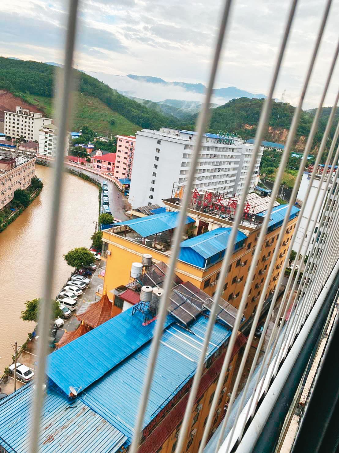 被騙到詐騙園區的人,一般住在鐵窗禁錮的狹小宿舍,生活環境十分惡劣。(讀者提供)