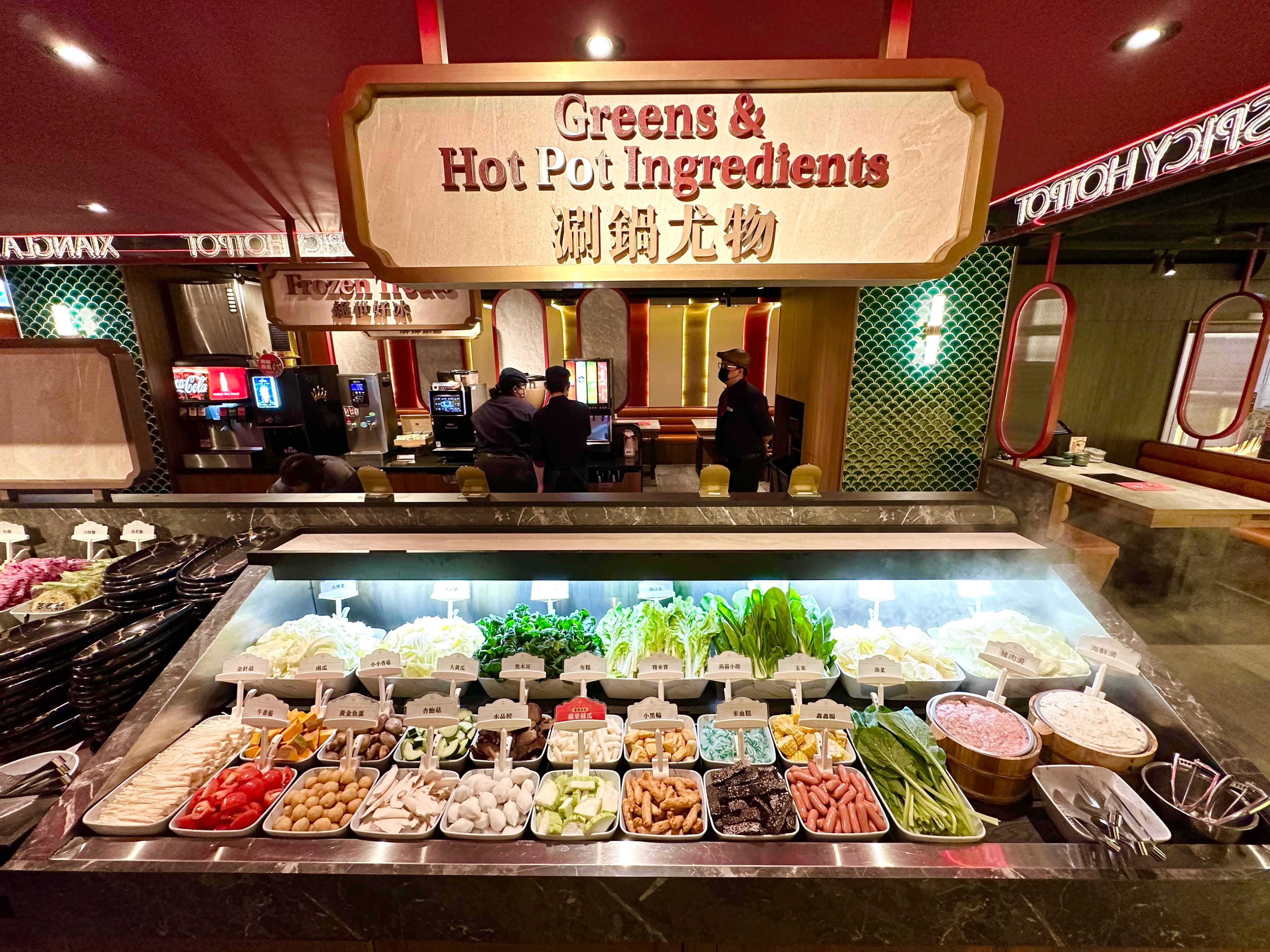 自助區提供近30種蔬菜和火鍋料讓客人夾取。