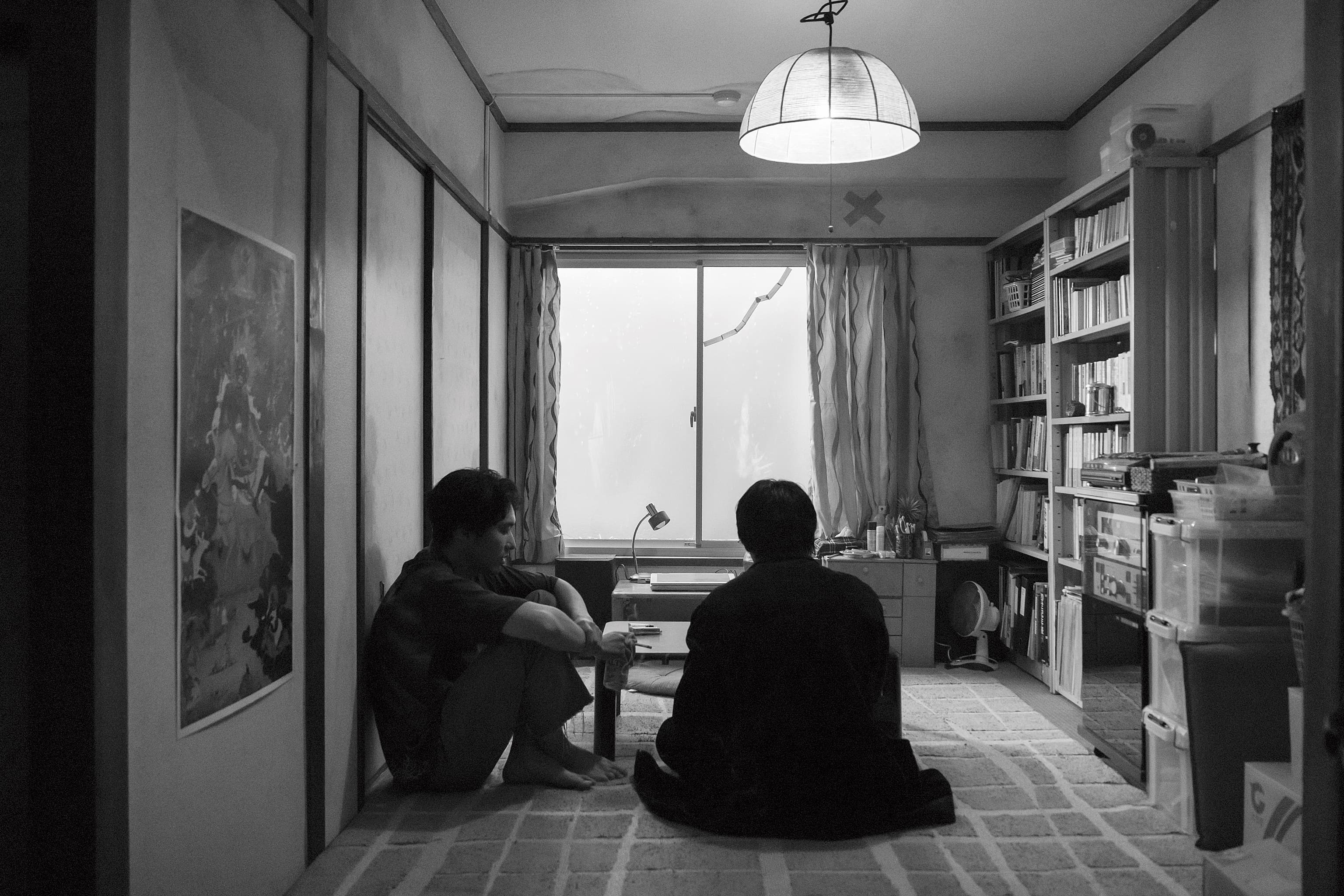 綾野剛(右)與柄本佑在《花腐》有許多對話戲,兩人一起討論如何讓對話更具體,合作很愉快。(中影提供)