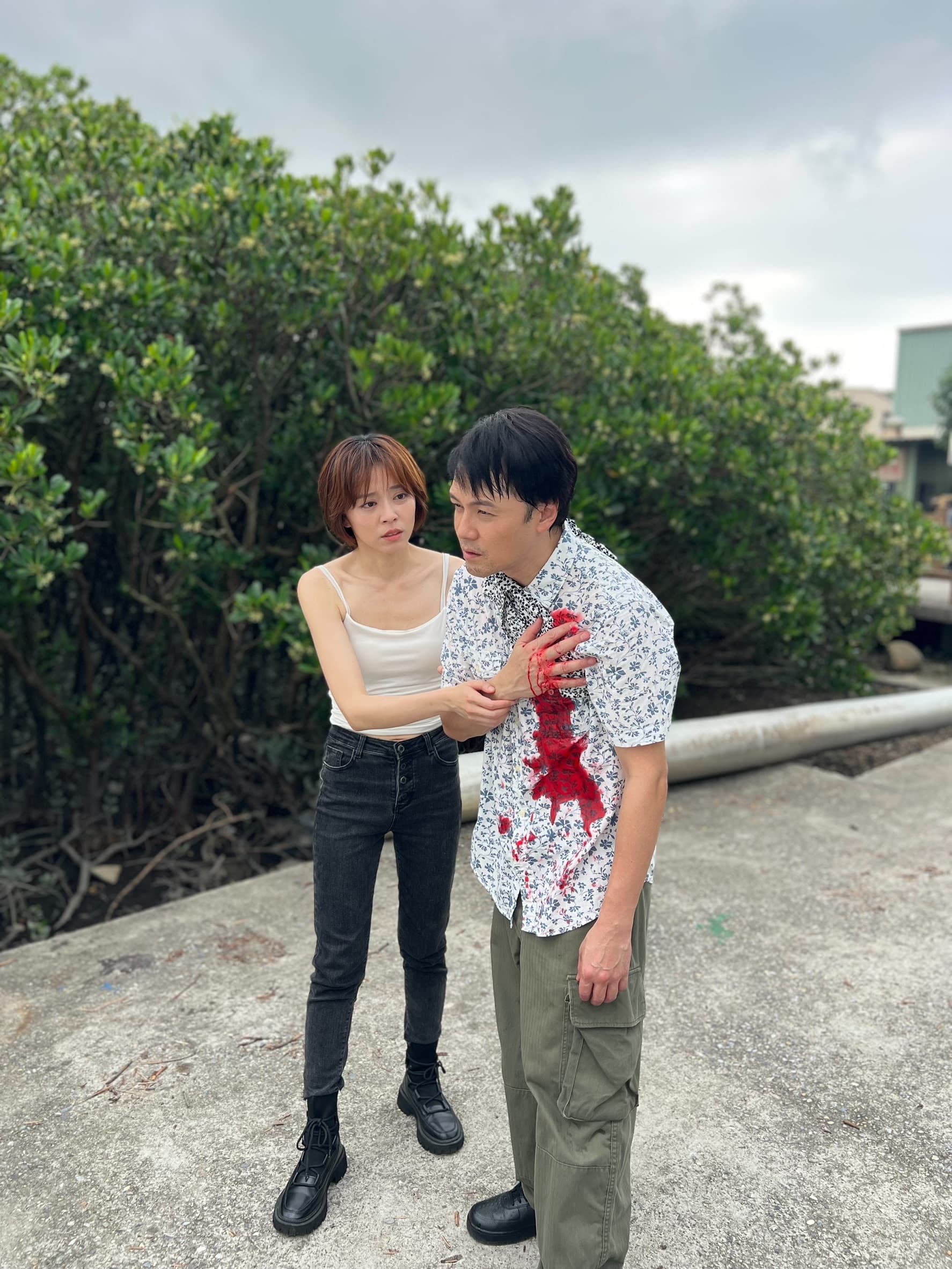 王瞳與黃文星在劇組呈現的東南亞場景拍攝常常熱到一身濕。(民視提供)