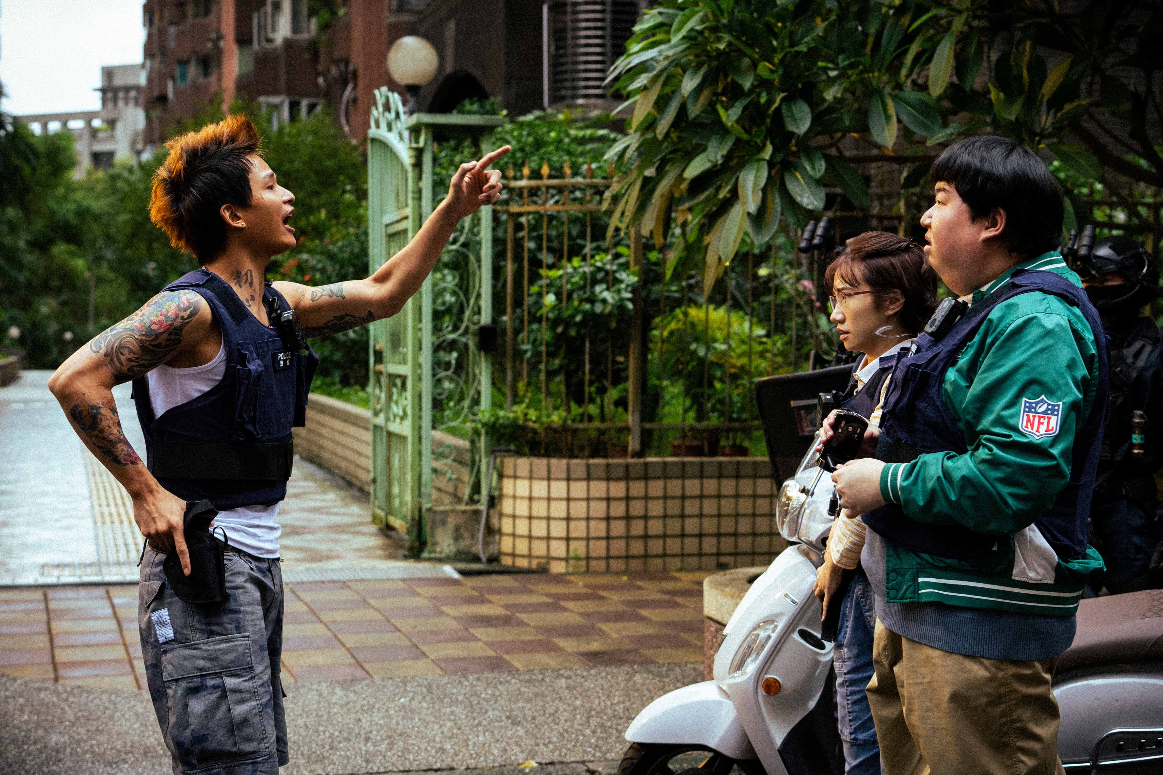 《正港分局》黃奇斌(左起)、Lulu黃路梓茵、陳彥佐一同荒唐辦案。(Netflix提供)