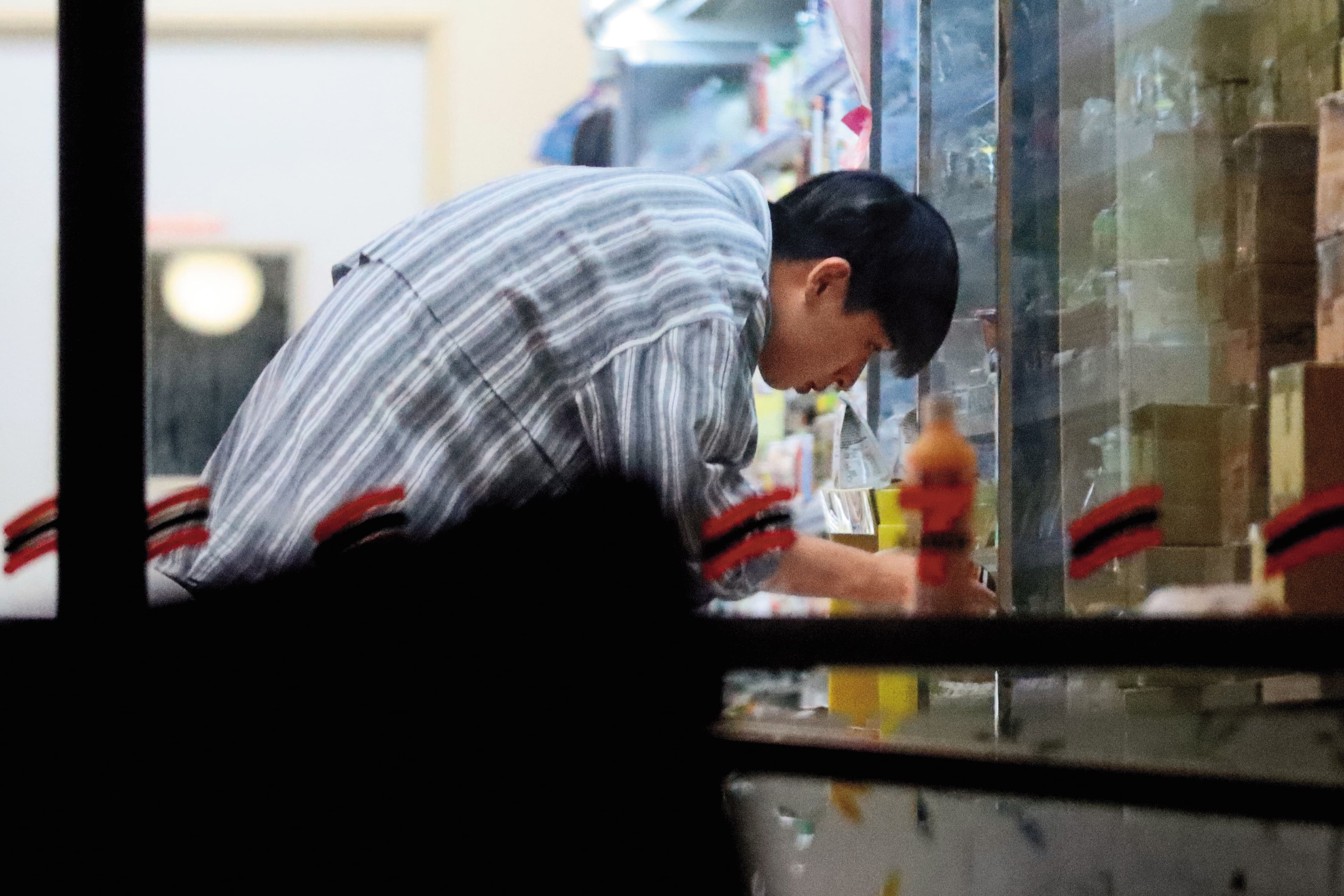 00:25,接著輪到林亭翰出門到便利商店,兩人特地一前一後分開行動。