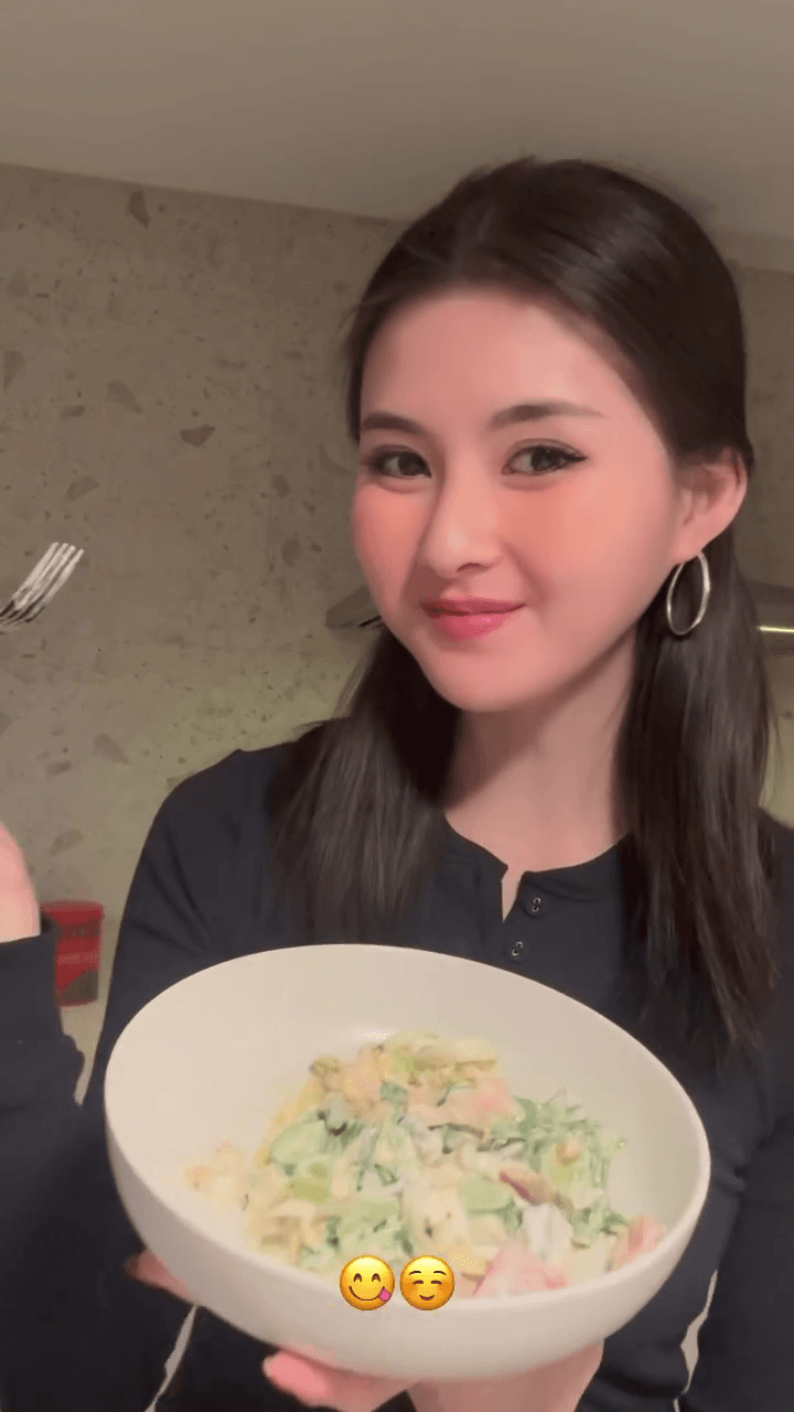 最後加入芝麻醬、希臘優格拌勻,美味的沙拉就完成了。(翻攝inmomentsofstillness IG)