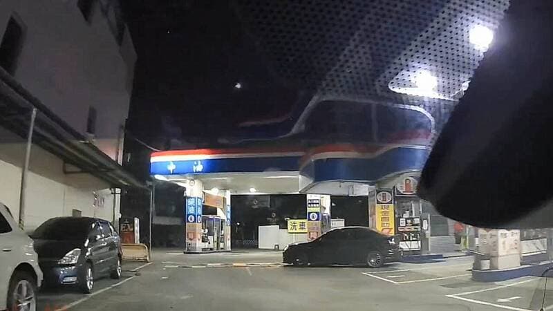 陳男為了逃避警方追緝,驅車進加油站,轉向逃離警方包圍網。(警方提供)