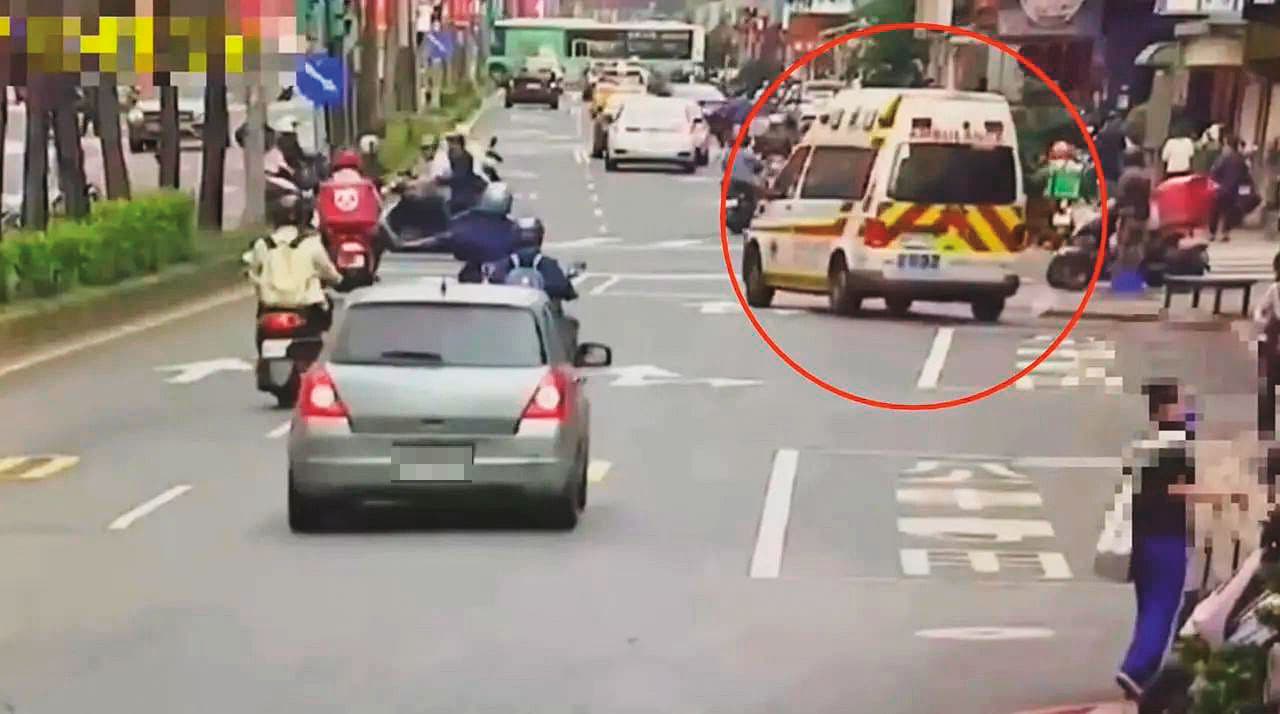 呂男食物中毒後身體不適,由救護車送醫急救。(翻攝畫面)