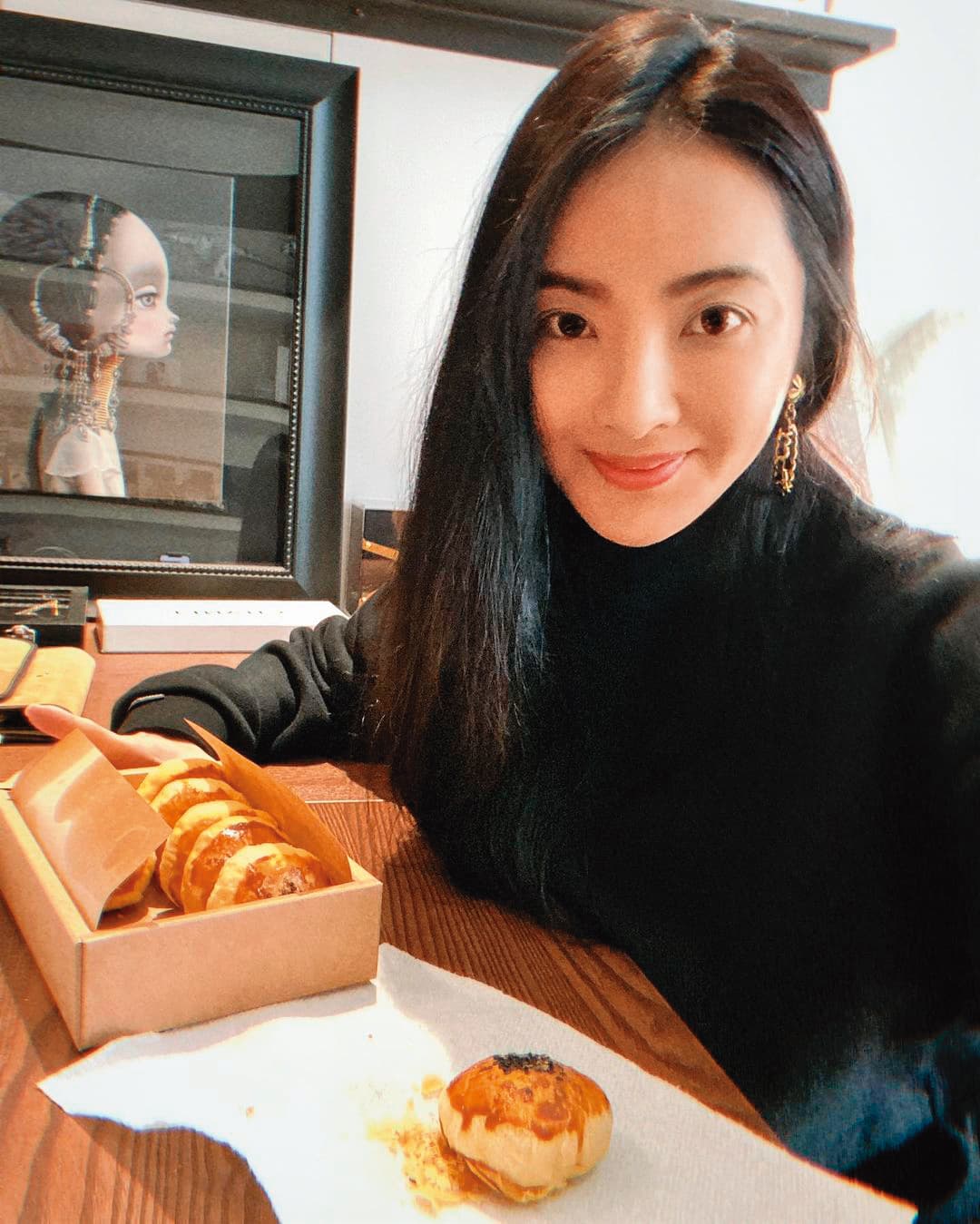 吳速玲熱愛燒餅、韭菜盒子等料理,常在社群分享銅板美食。(翻攝自吳速玲IG)