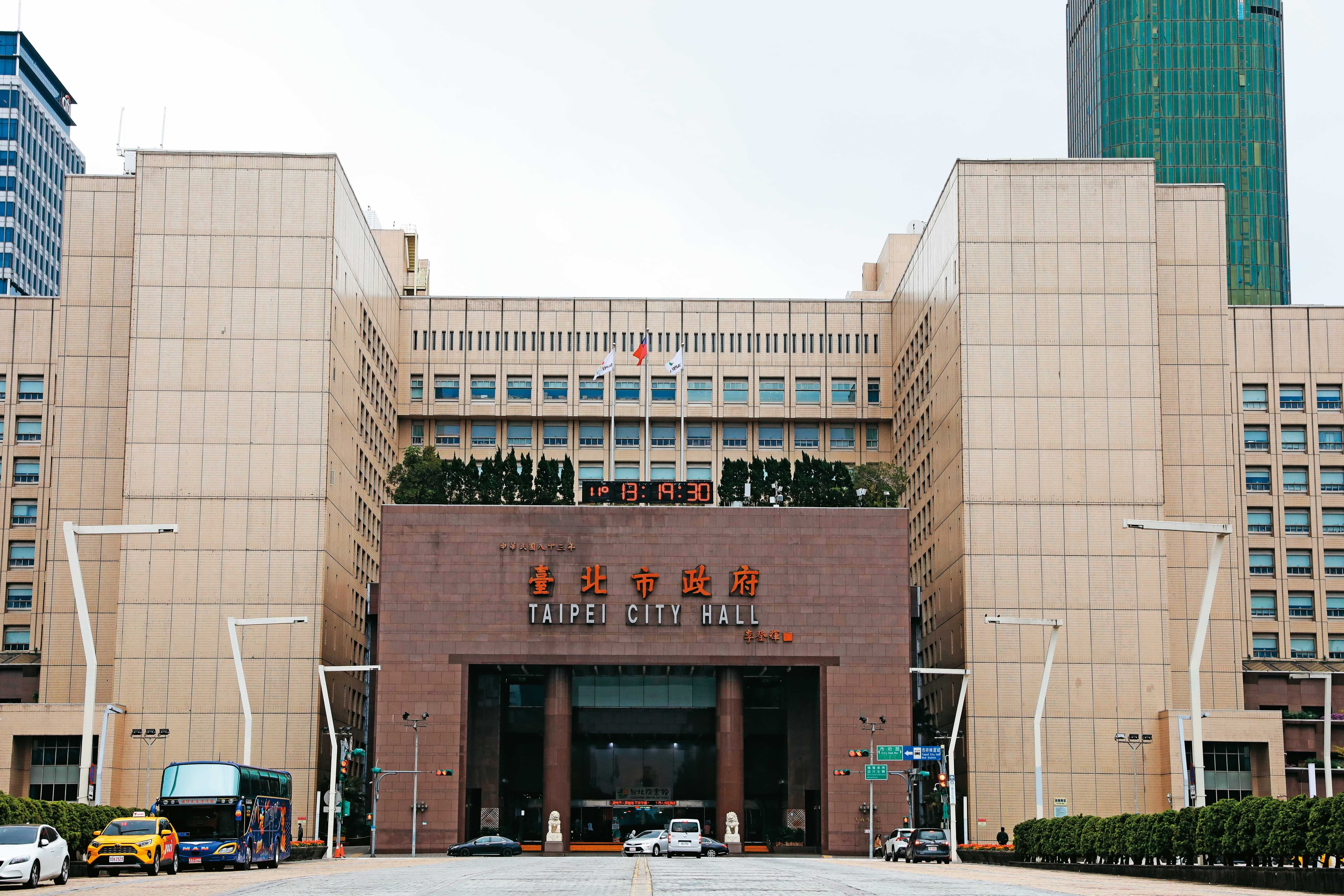 陳萬添於去年三月接手北市府員工餐廳的營運,現卻爆出欠薪賴帳的糾紛。