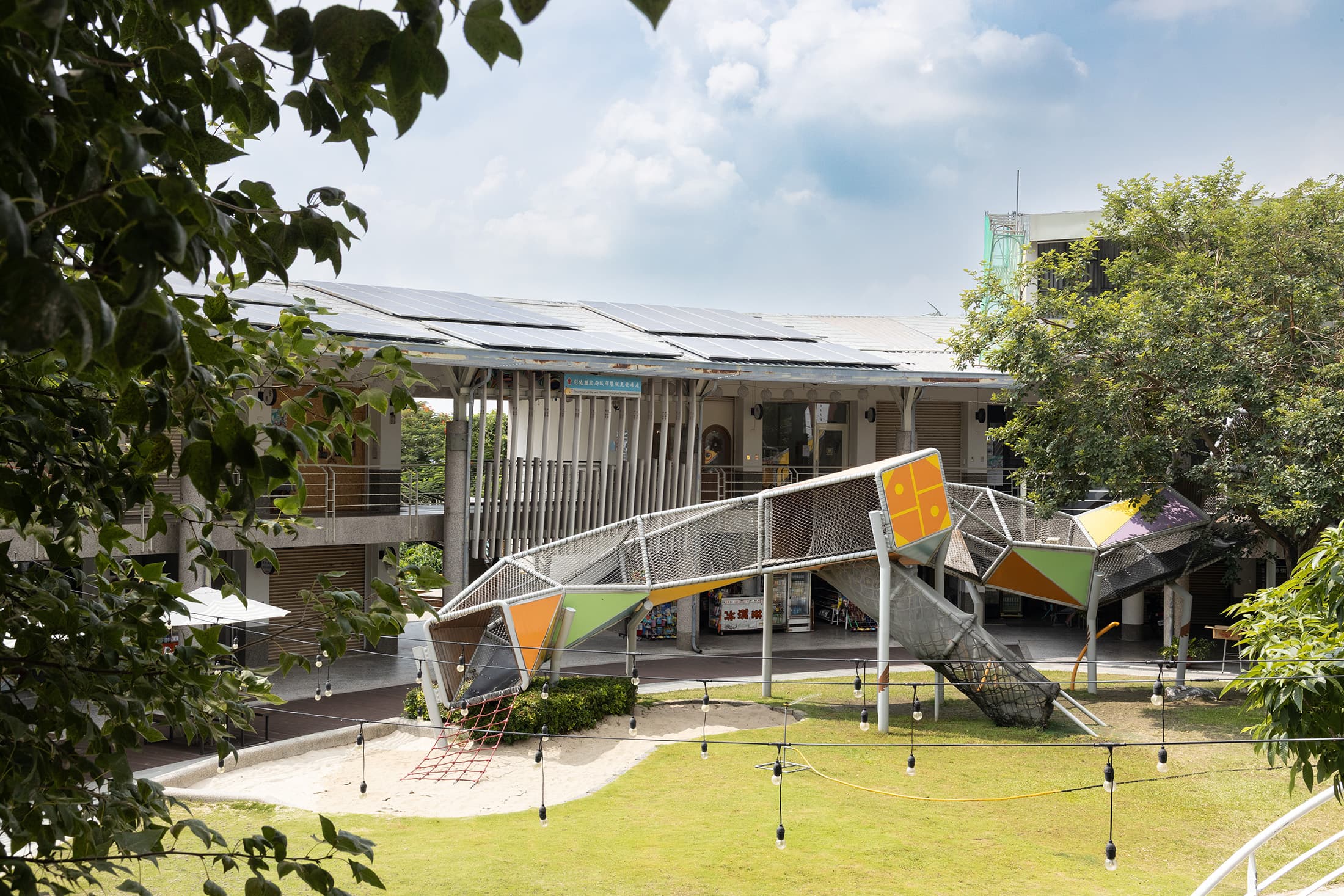 卦山村從原本閒置十年的市集空間,重生為藝術、設計、餐飲職人工作室的集結地。
