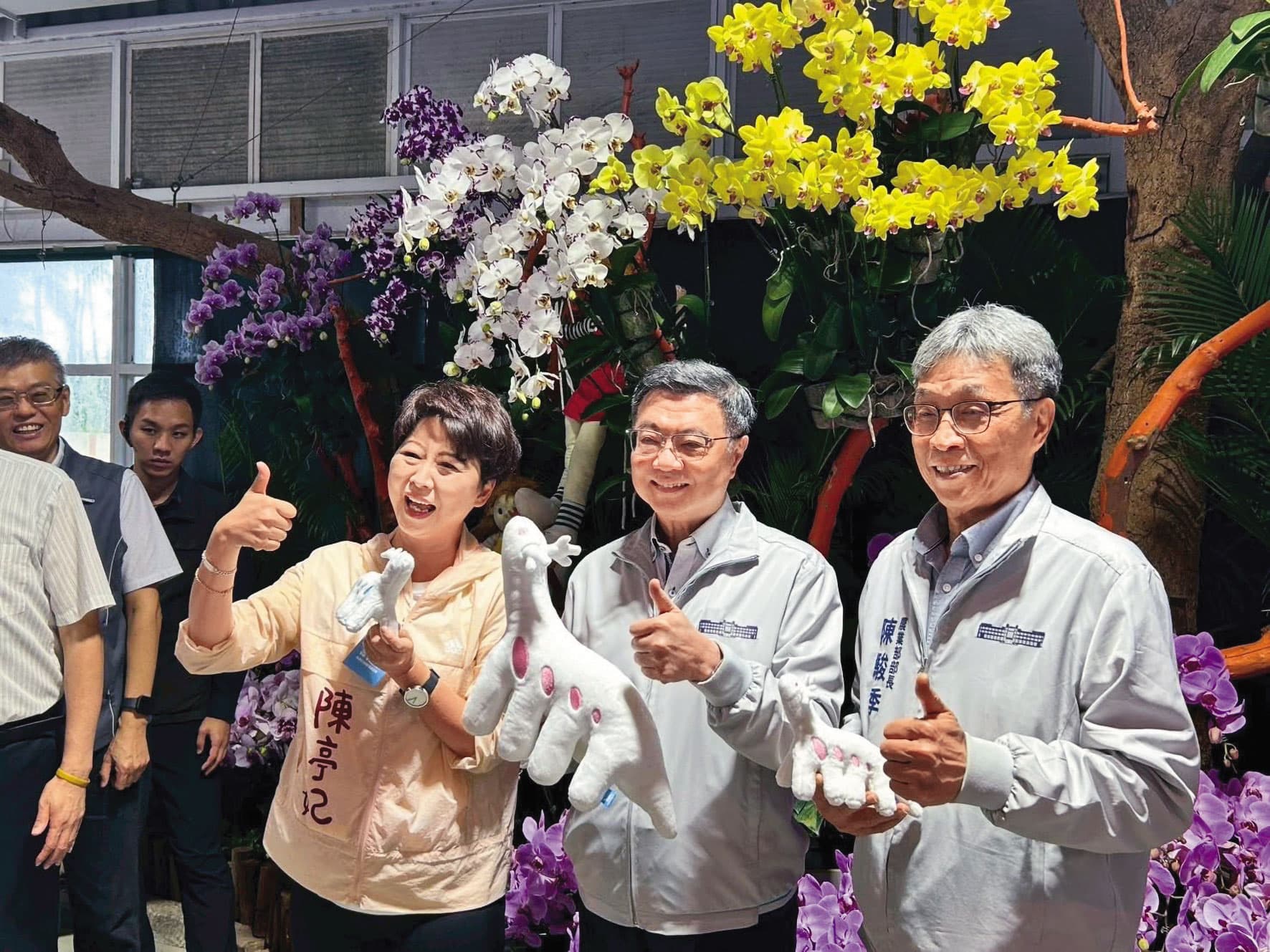 陳亭妃(左)日前陪同行政院長卓榮泰(中)視察台南後壁花創中心。(翻攝陳亭妃臉書)