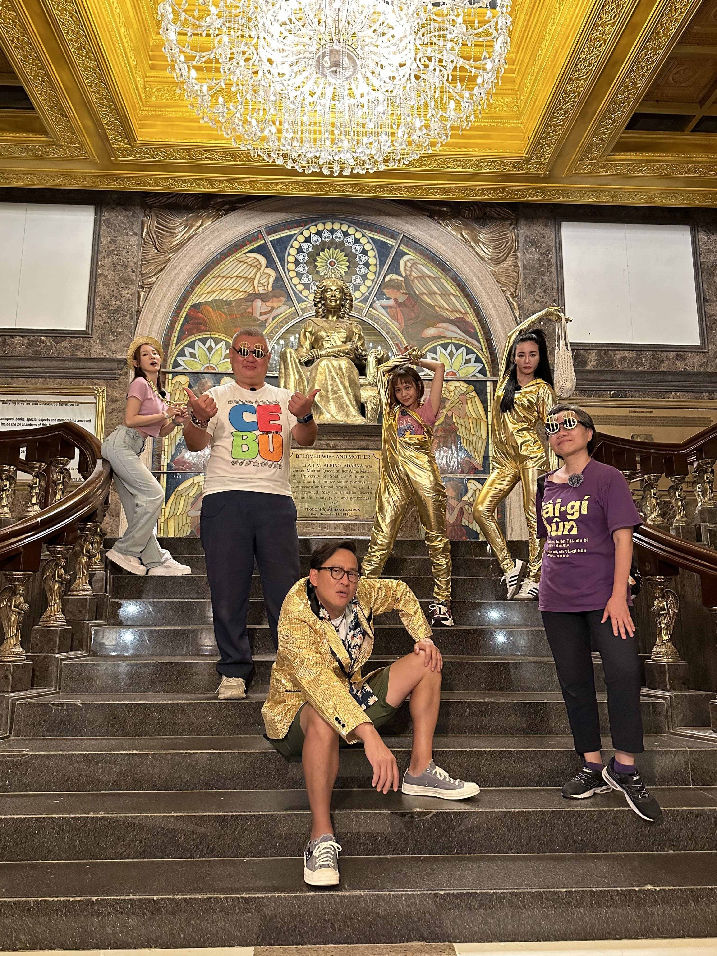 在地台灣人陳協鴻帶大家去莉亞神殿,詹姆士建議大家打扮成金光閃閃樣,組一團金光閃閃團。(公視台語台提供)