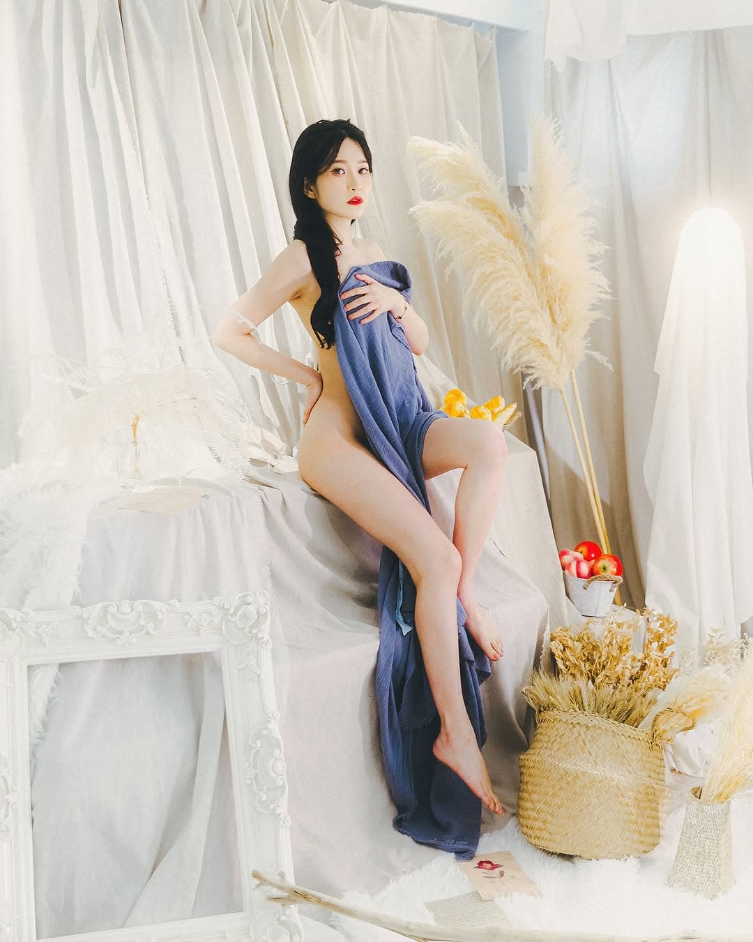 艾瑞斯全裸上陣,只用毛巾遮住重點部位,拍攝藝術寫真。(翻攝IG@aries_8248)