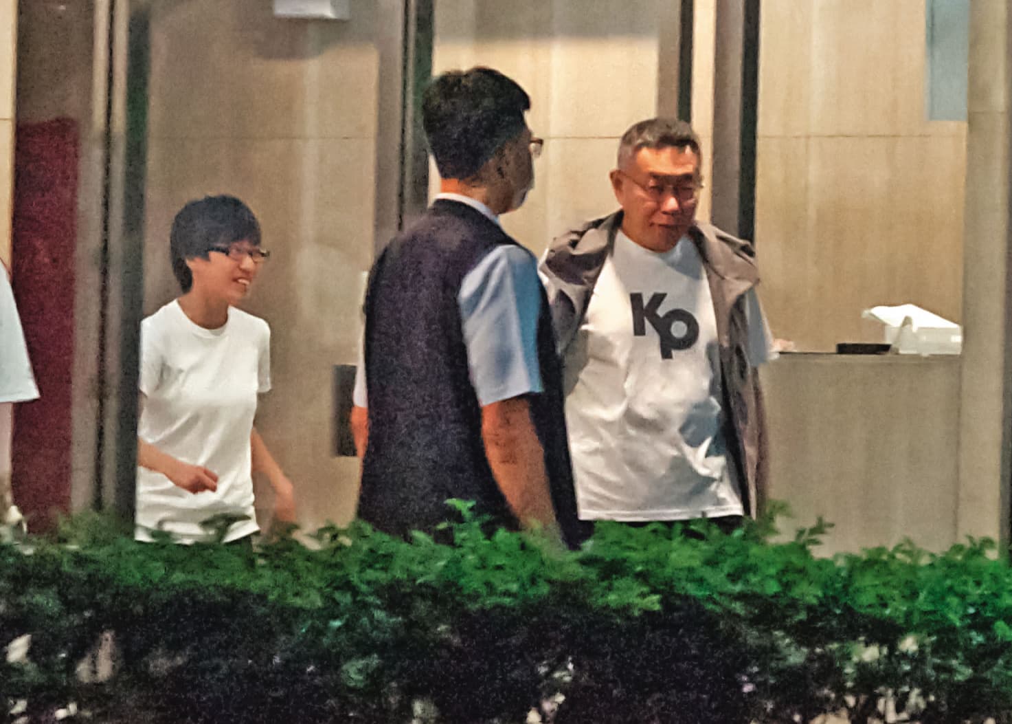 本刊直擊,柯文哲(右)密會永豐銀前總經理張晉源約1小時,後由許芷瑜(左)陪同下樓。