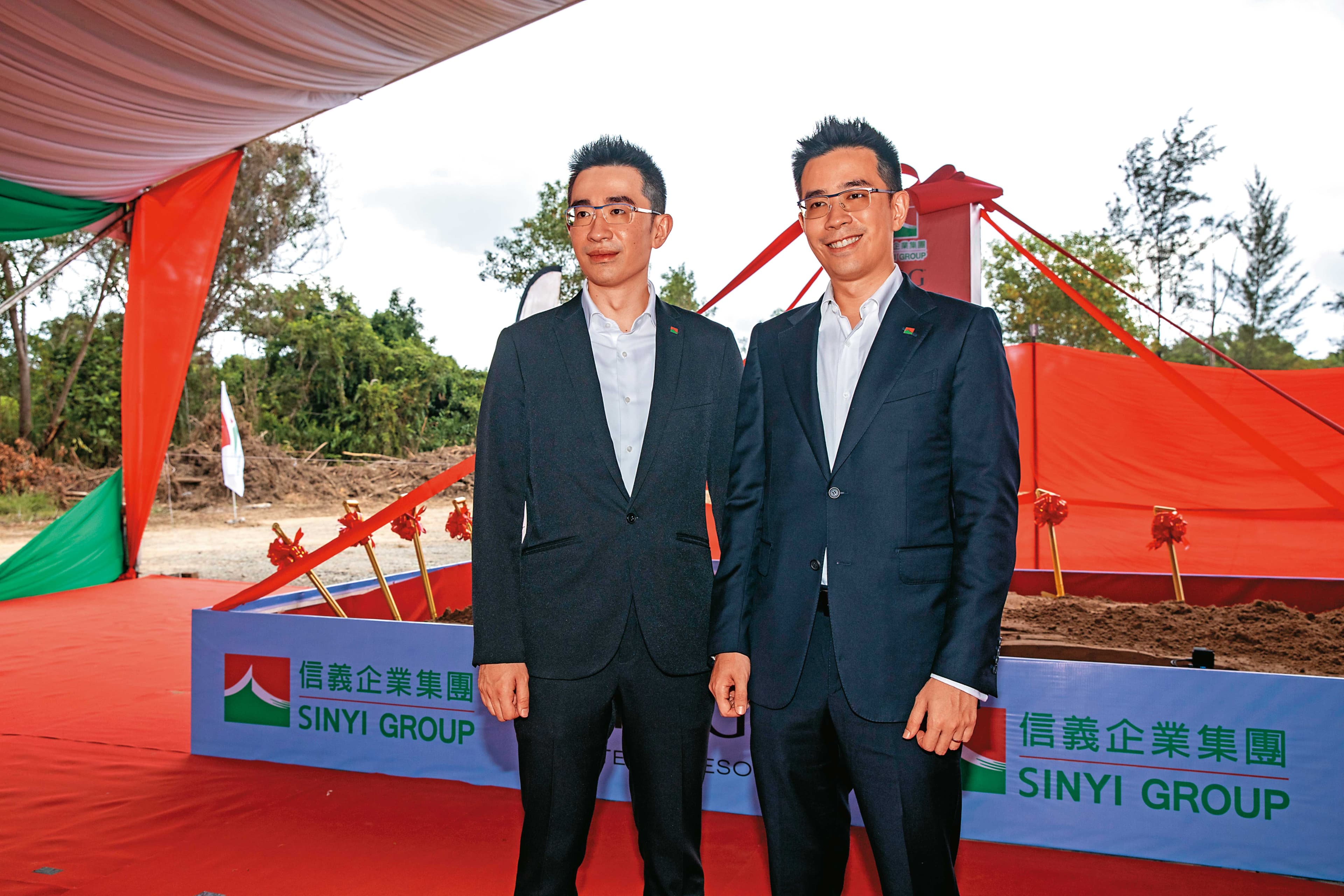 周耕宇(左)和弟弟周君澔(右)分工,他掌管房仲本業,周君澔長駐馬來西亞,替集團開拓觀光事業。